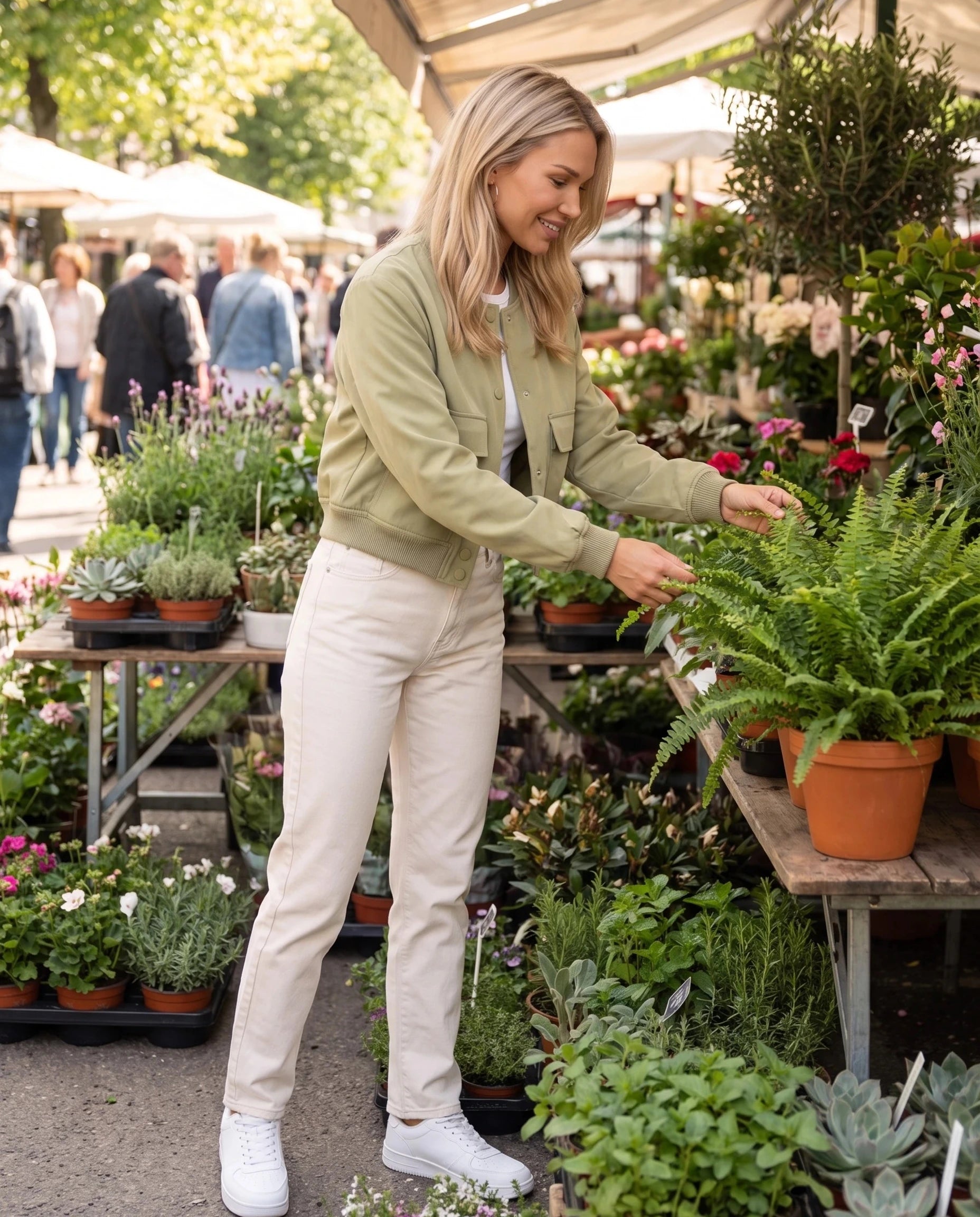 Bomber satiné vert sauge Aurélie, porté au marché aux plantes