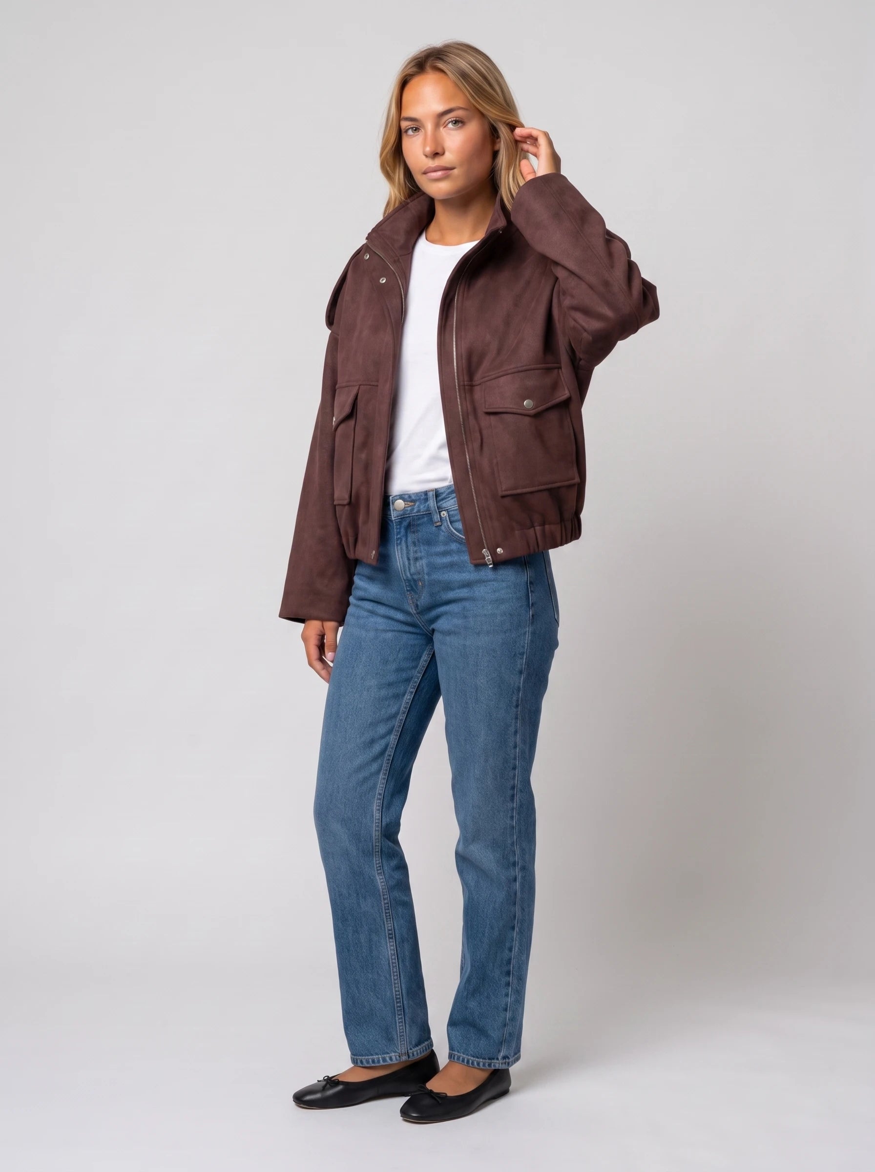 Bomber oversize en suédine brun Gervaise, vue de trois quarts en studio