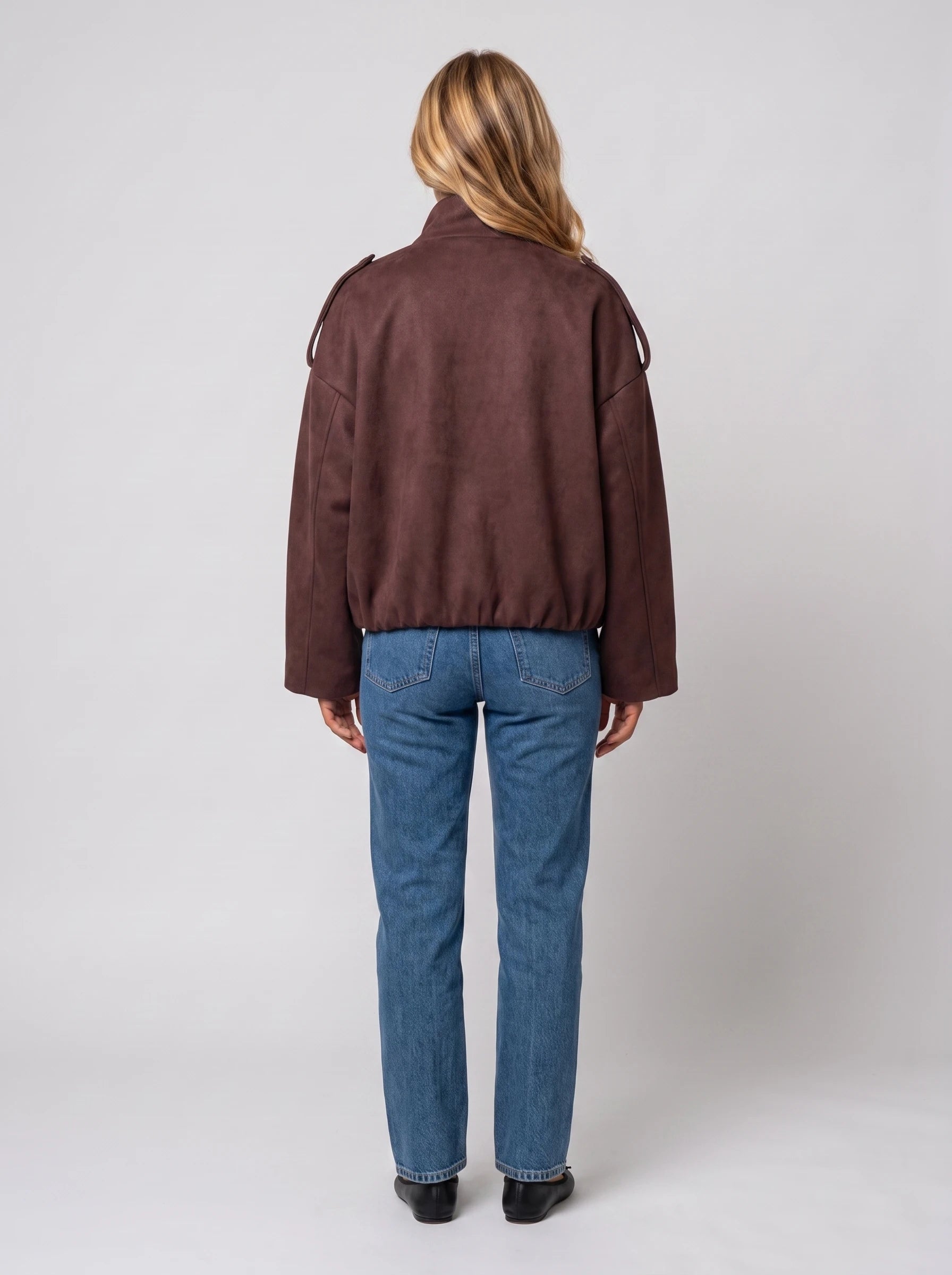 Bomber oversize en suédine brun Gervaise, vue de dos en studio