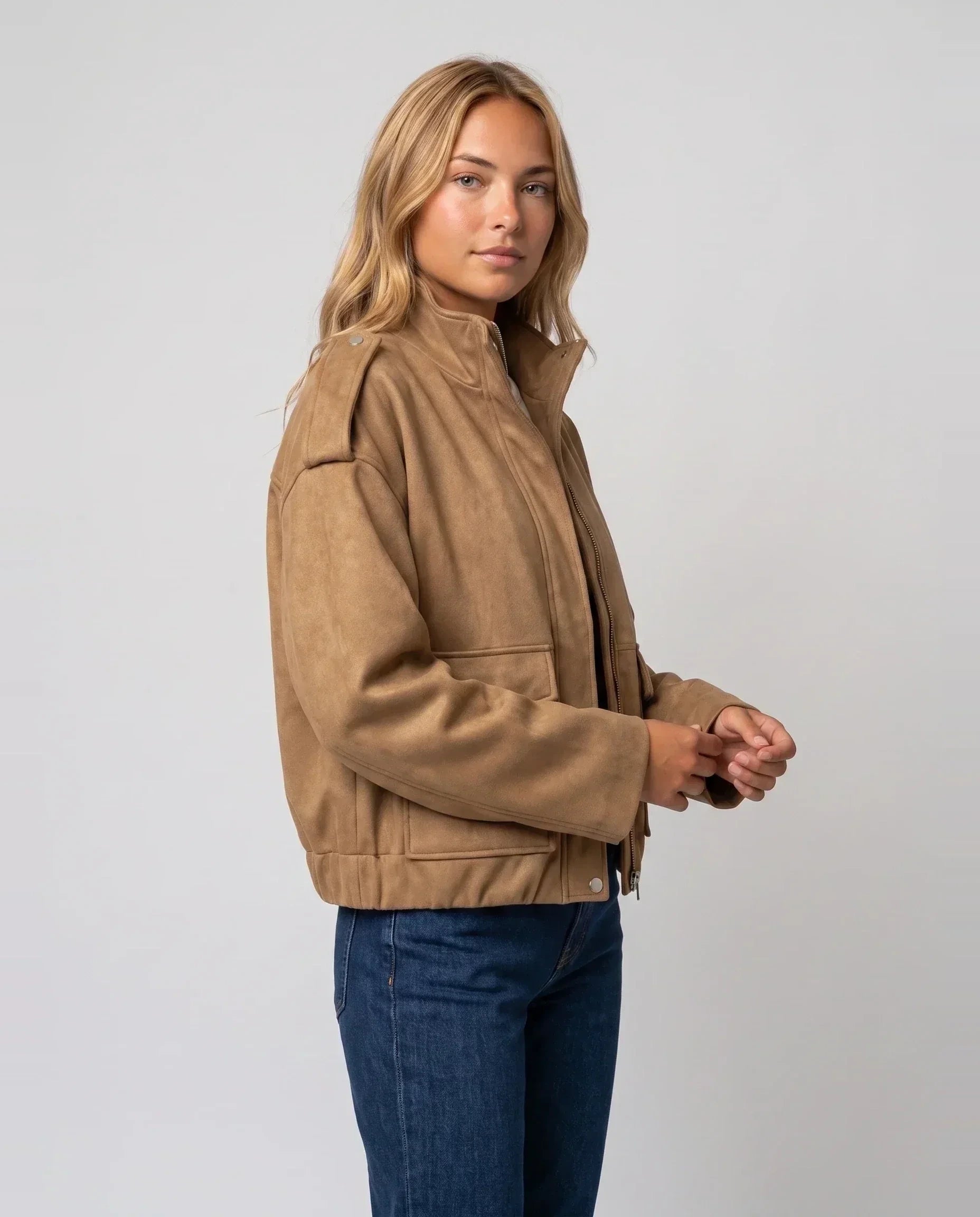 Bomber oversize en suédine chameau Gervaise, vue de trois quarts en studio