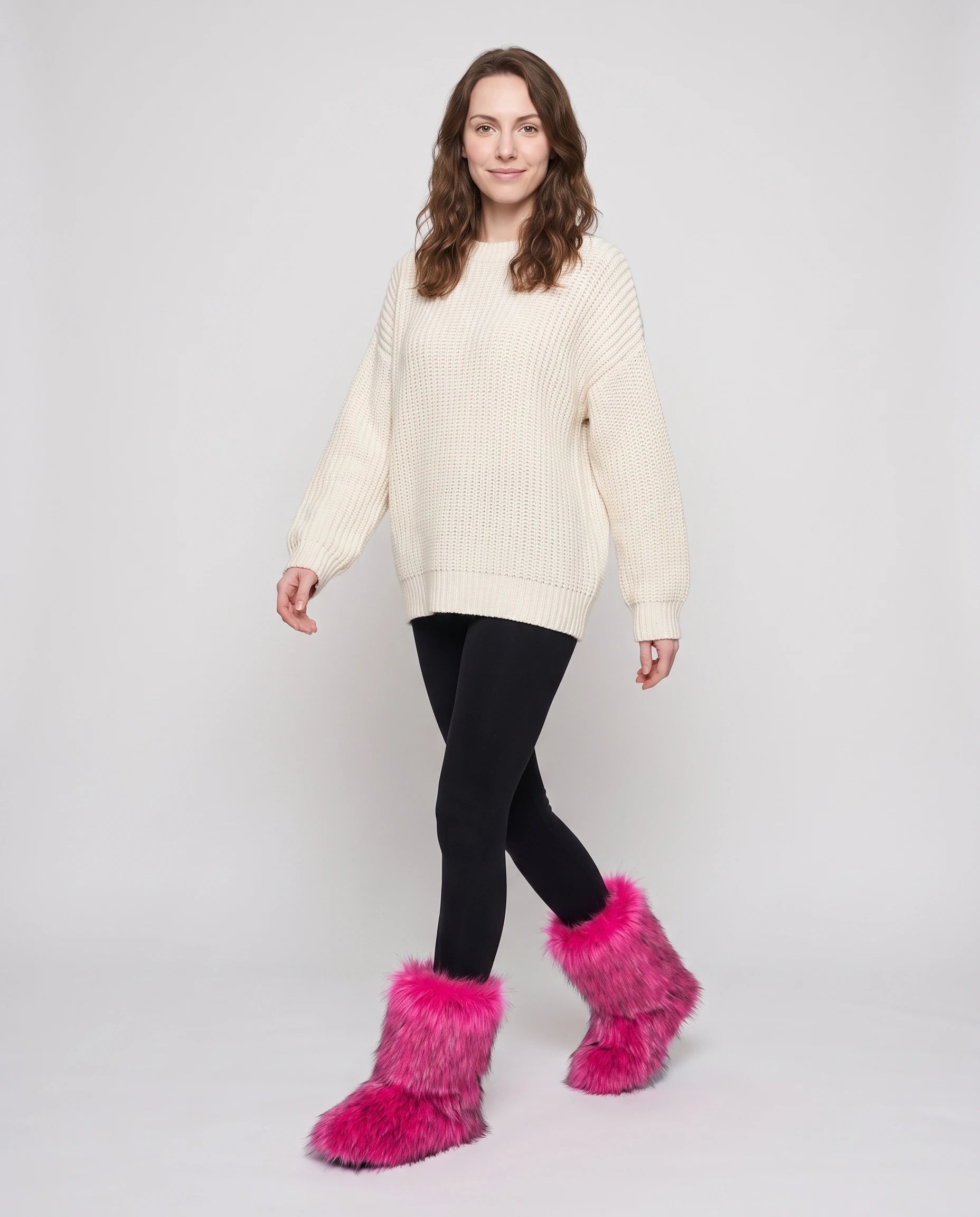 Boots moelleuses en fausse fourrure Fanette — Fuchsia, portées en plein pied studio