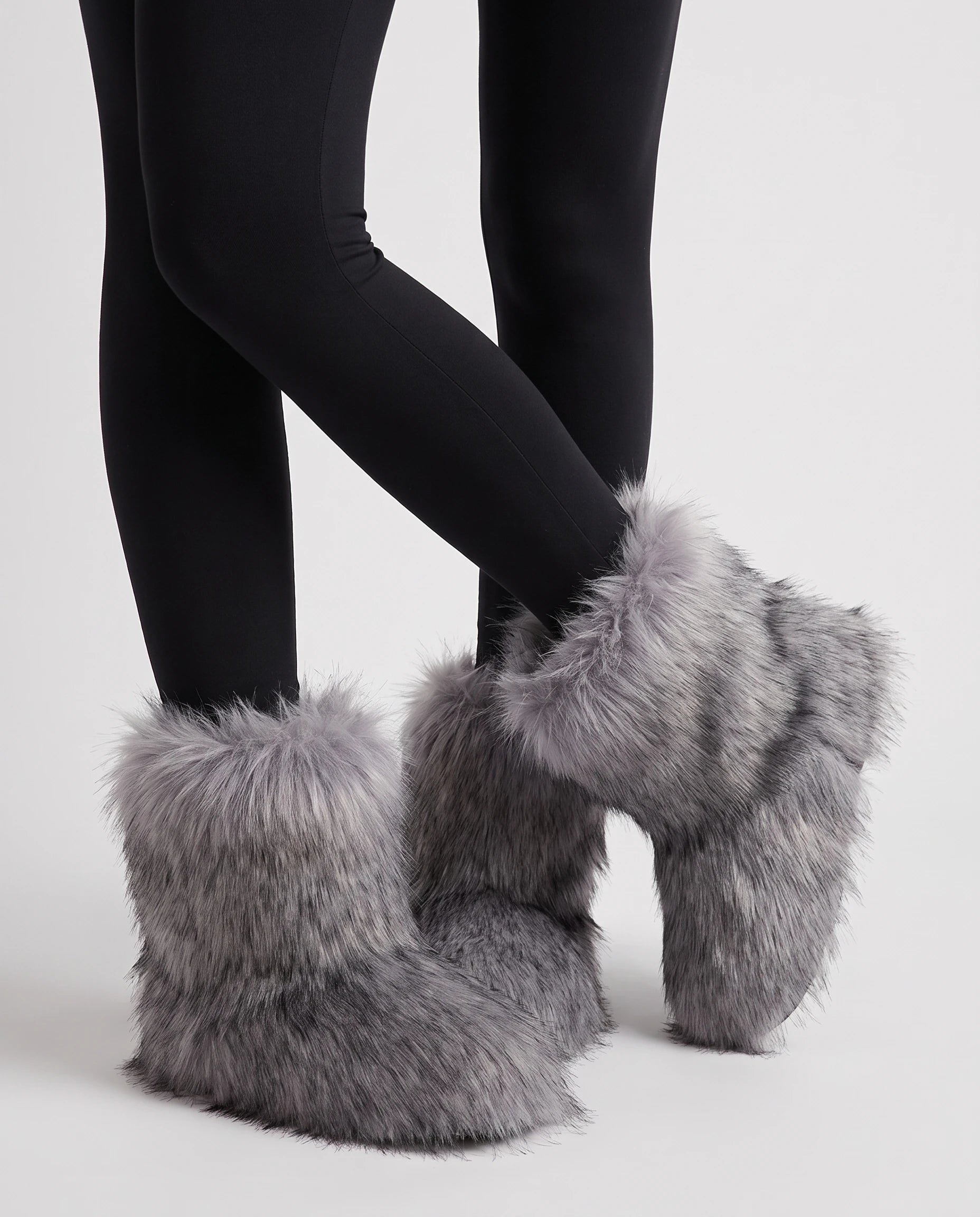 Boots moelleuses en fausse fourrure Fanette — Gris, portées en plan rapproché