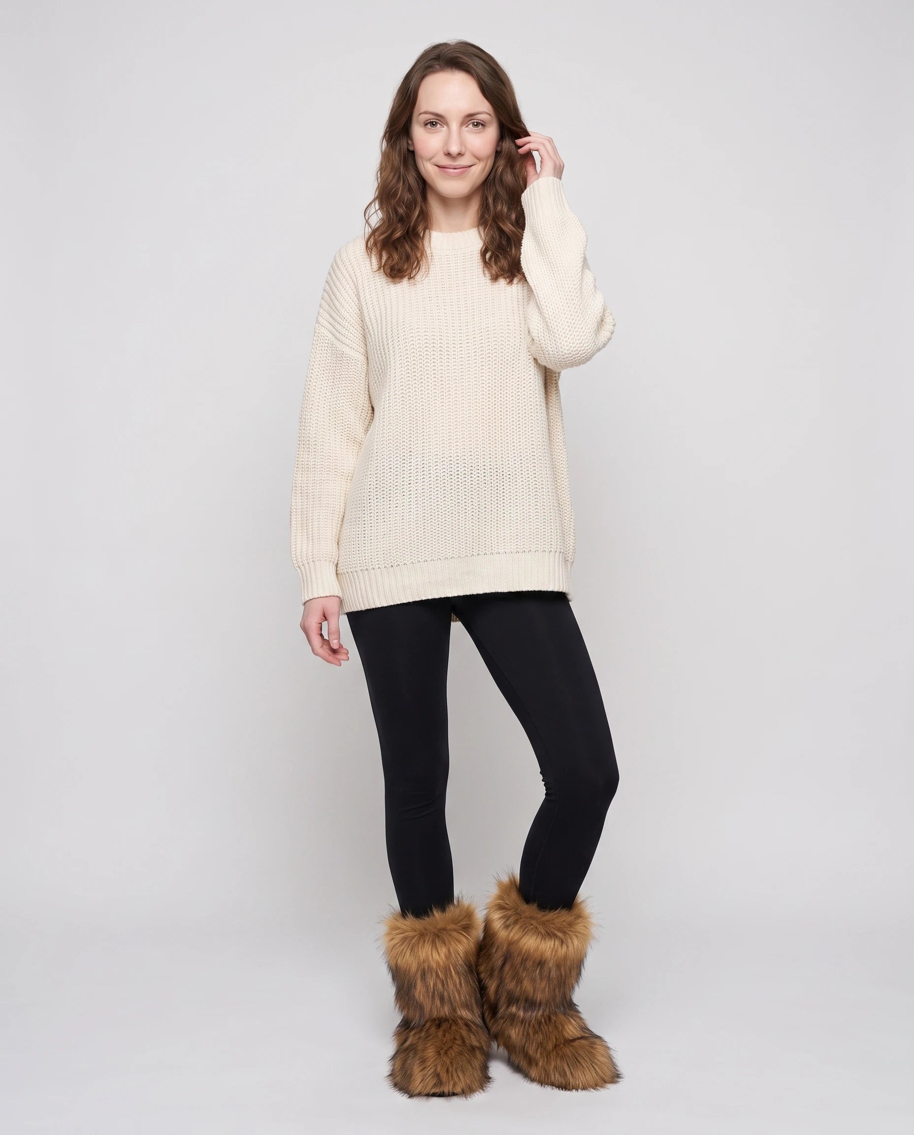 Boots moelleuses en fausse fourrure Fanette — Marron, portées en plein pied studio