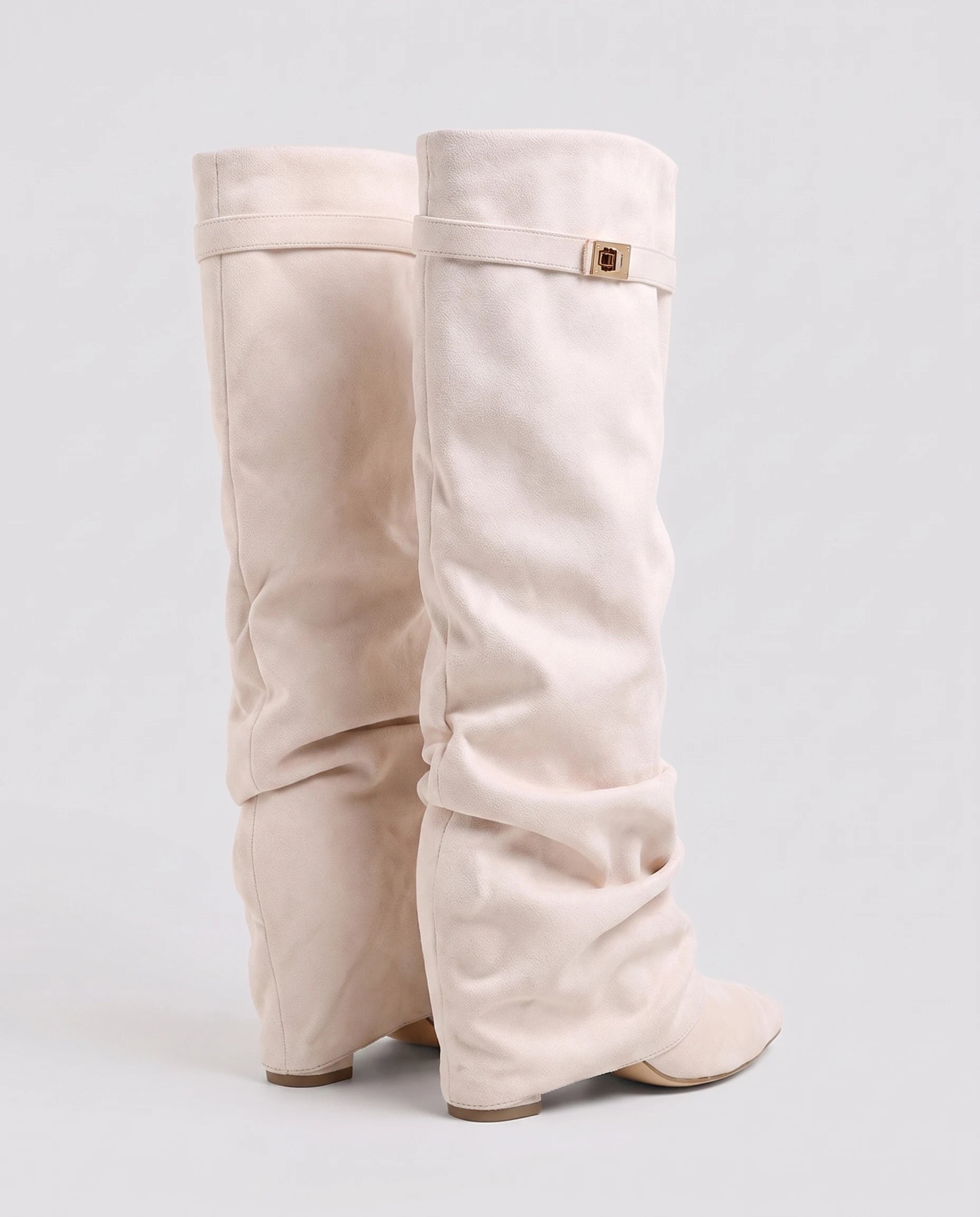 Bottes hautes slouchy en suédine Athénaïs — Blanc Cassé, paire vue de dos