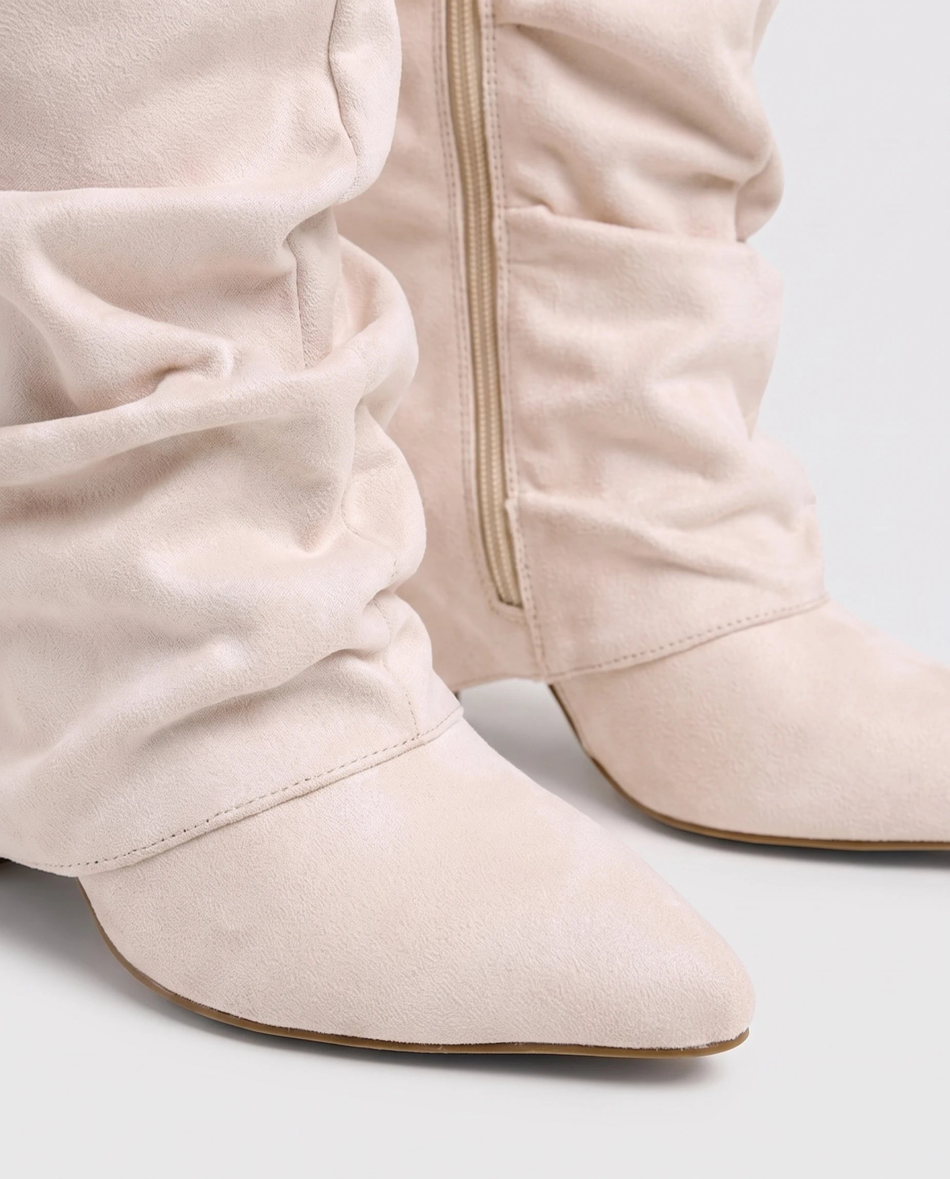 Bottes hautes slouchy en suédine Athénaïs — Blanc Cassé, détail du bout pointu et du zip