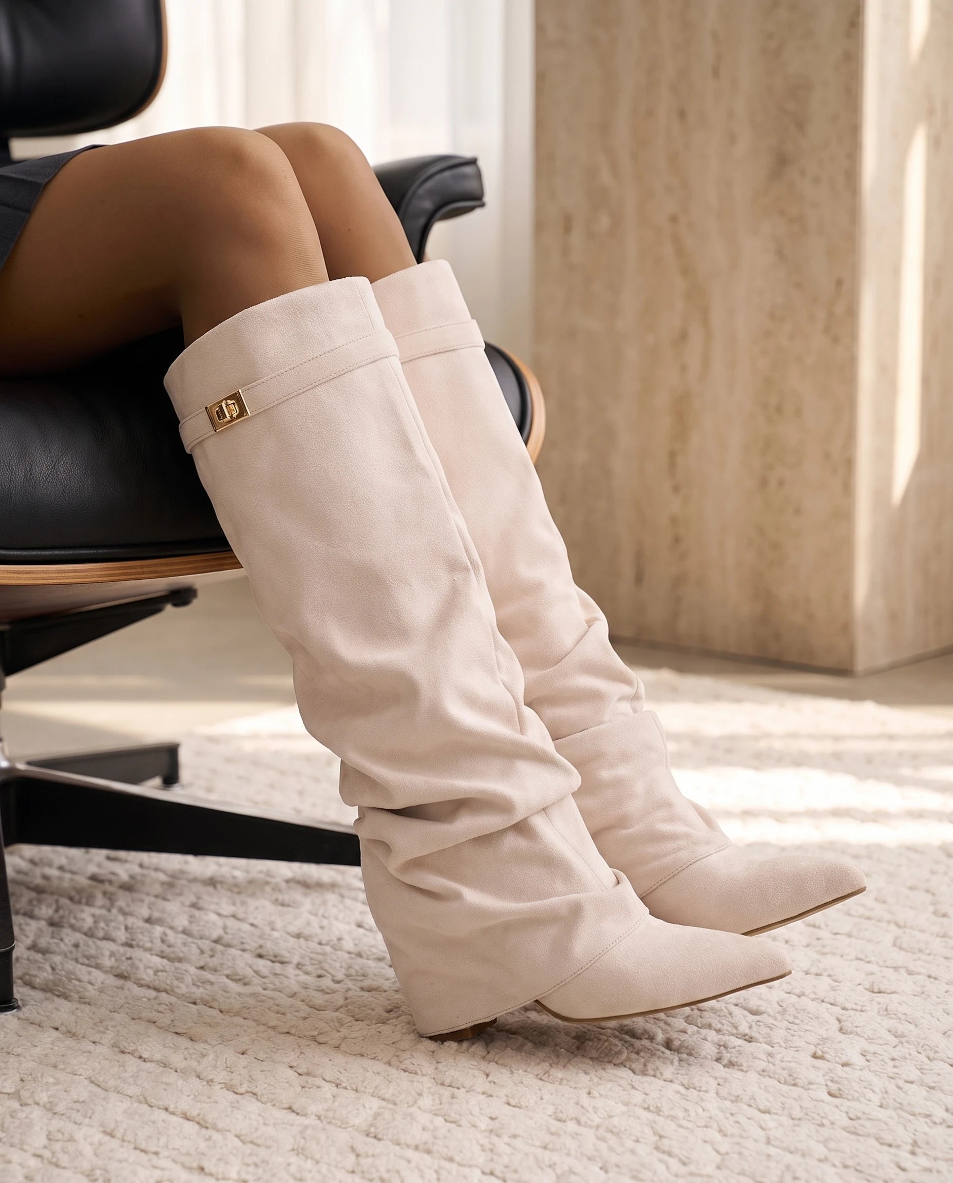 Bottes hautes slouchy en suédine Athénaïs — Blanc Cassé, portées de profil