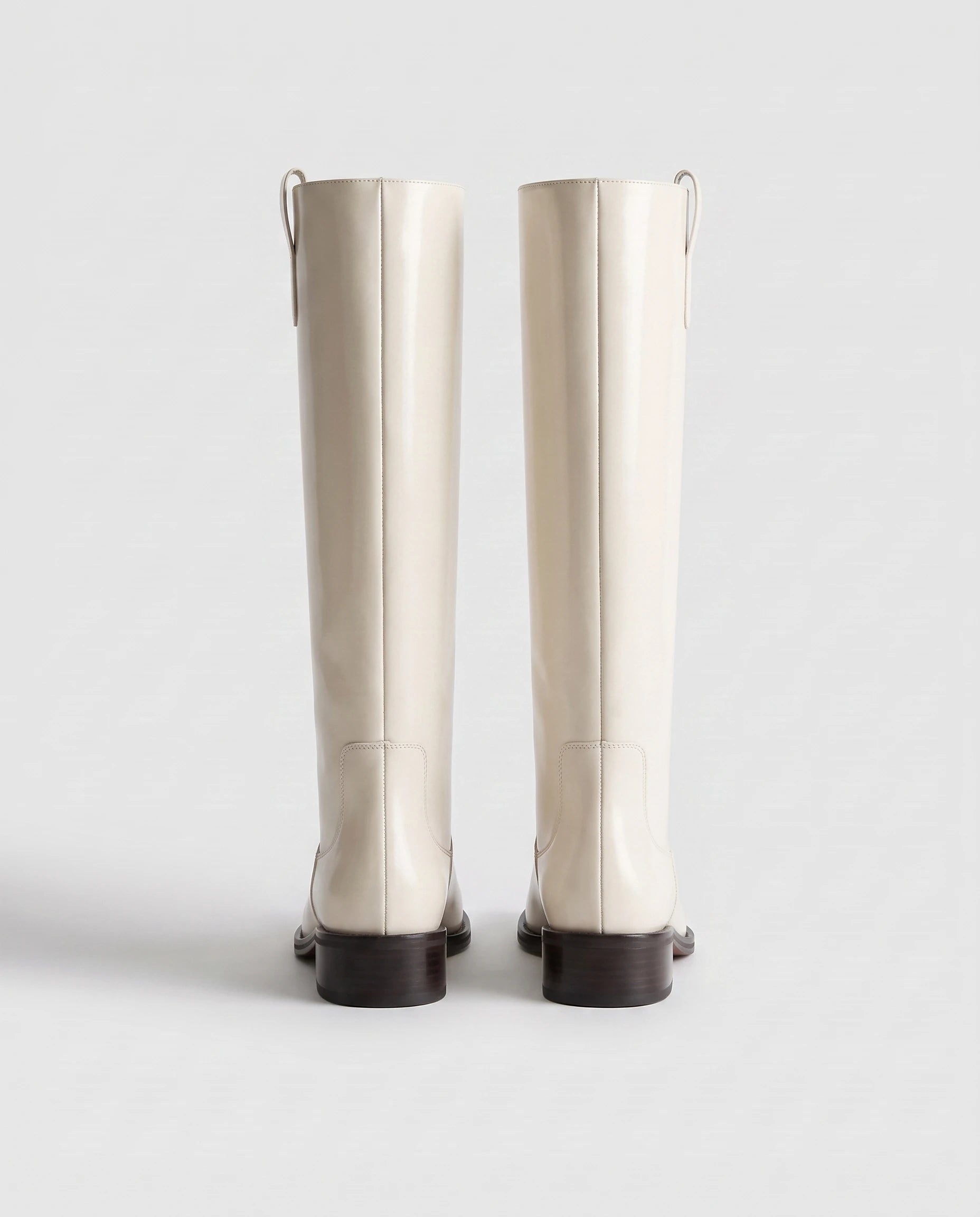 Bottes cavalières hautes effet cuir Bastienne — Blanc Cassé, paire vue de dos, couture de tige et talon bloc