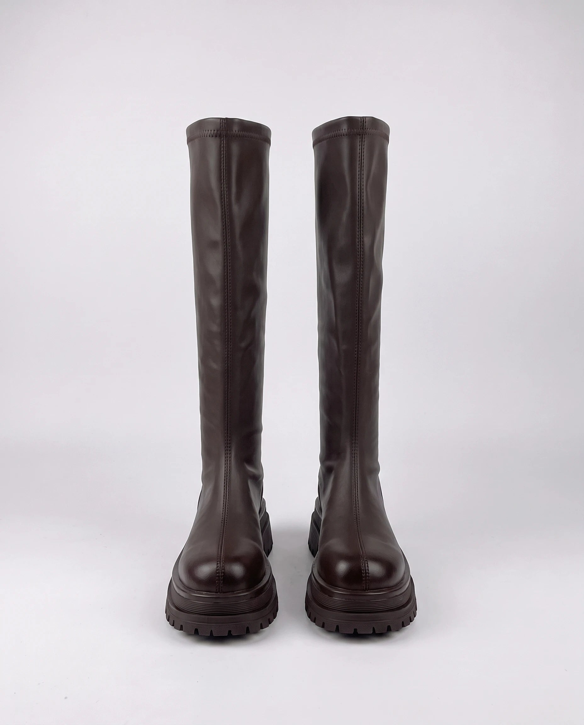 Bottes hautes cavalières en simili Baptistine — Chocolat Foncé, paire vue de face en studio