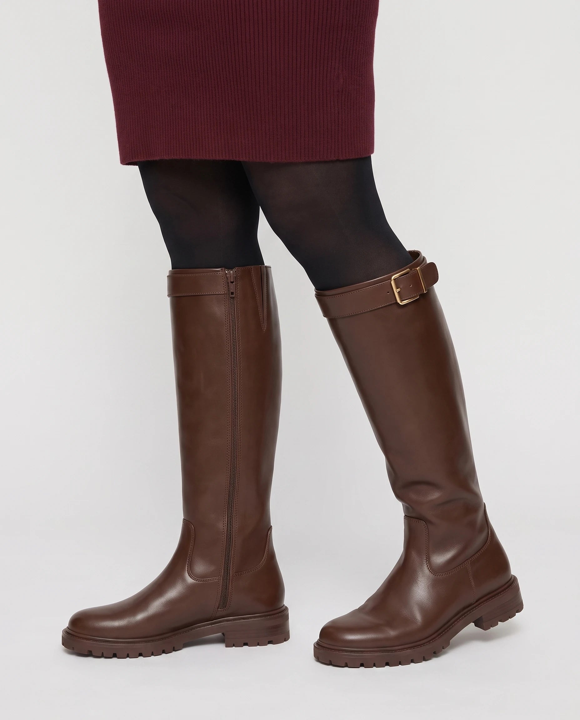 Bottes cavalieres a plateforme en simili Radegonde Marron Café — portées, plan rapproché