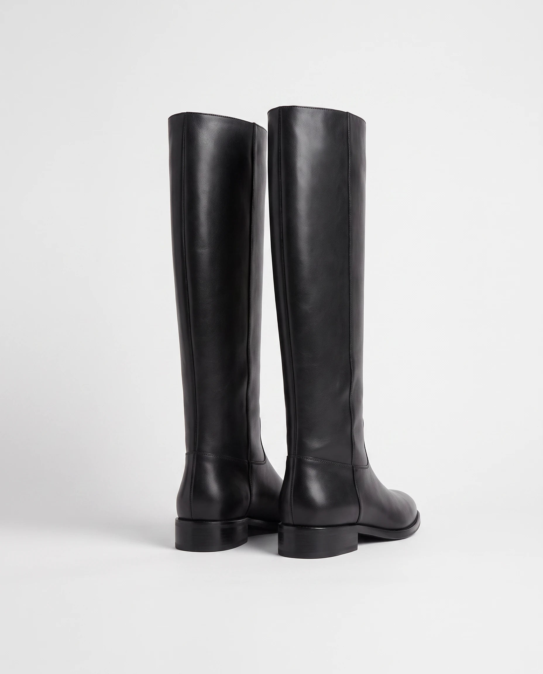 Bottes cavalieres plates en simili Ysabeau Noir — packshot studio