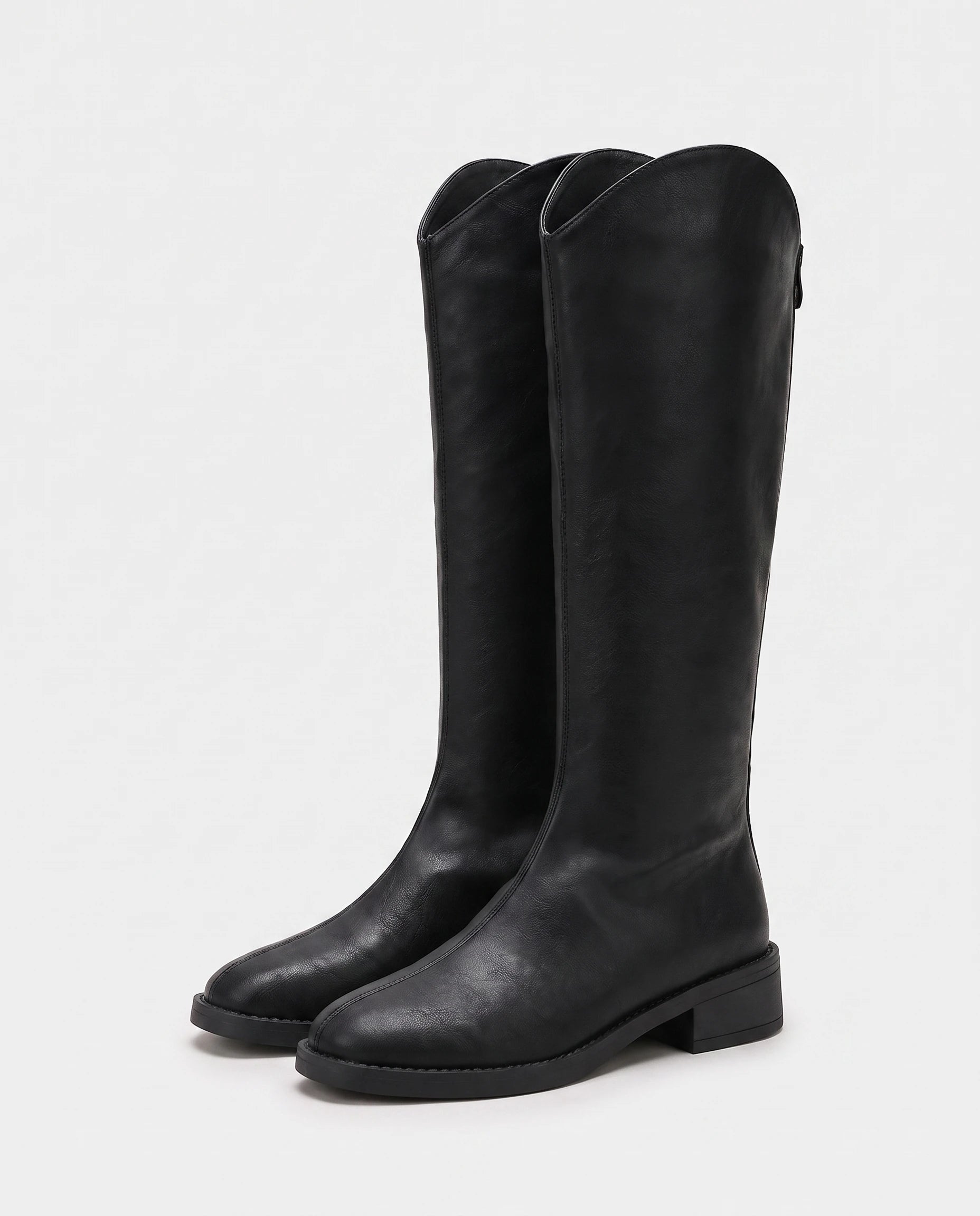 Bottes cavalières plates à découpe V Cateline — Noir, paire en packshot studio