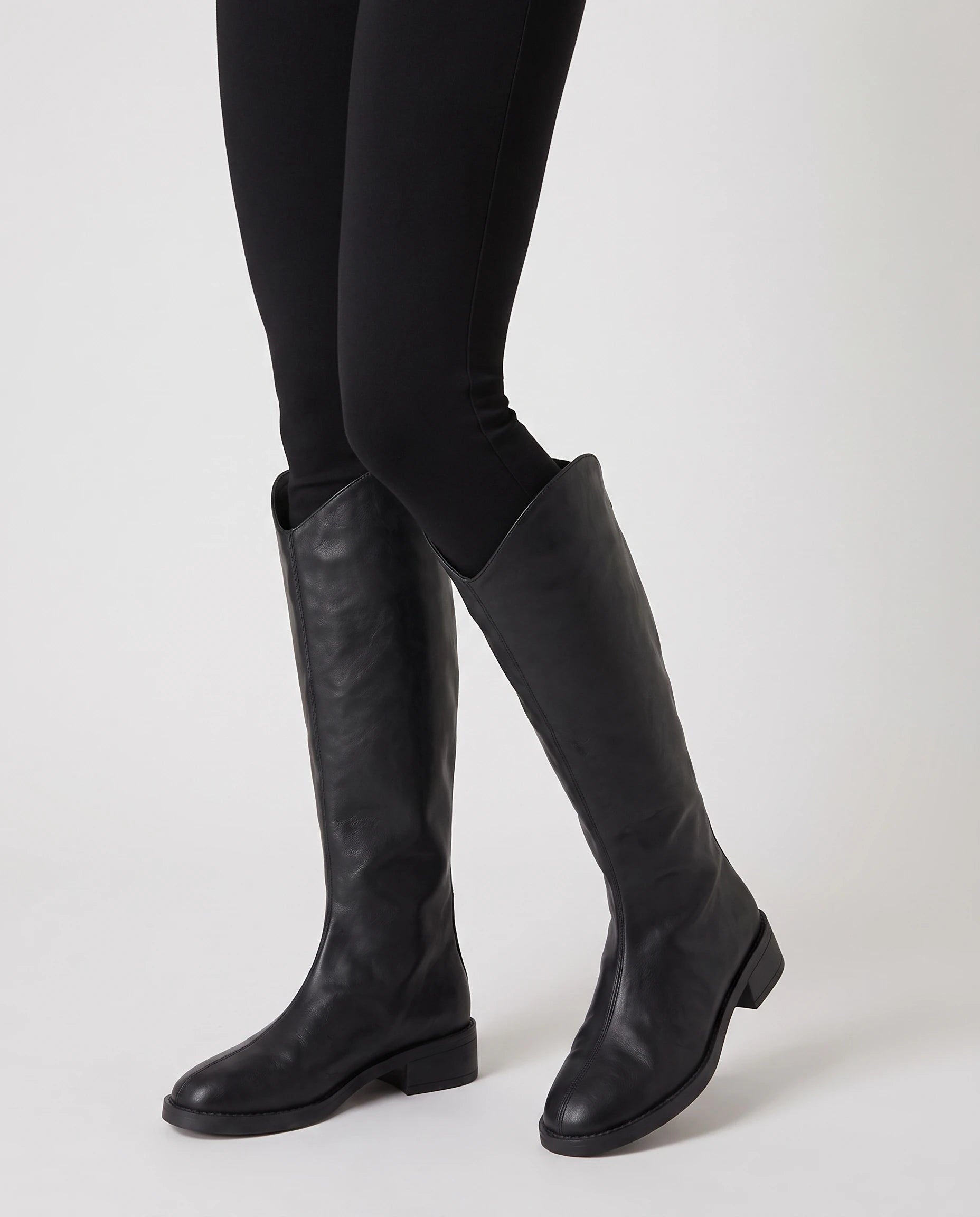 Bottes cavalières plates à découpe V Cateline — Noir, portées en plan rapproché