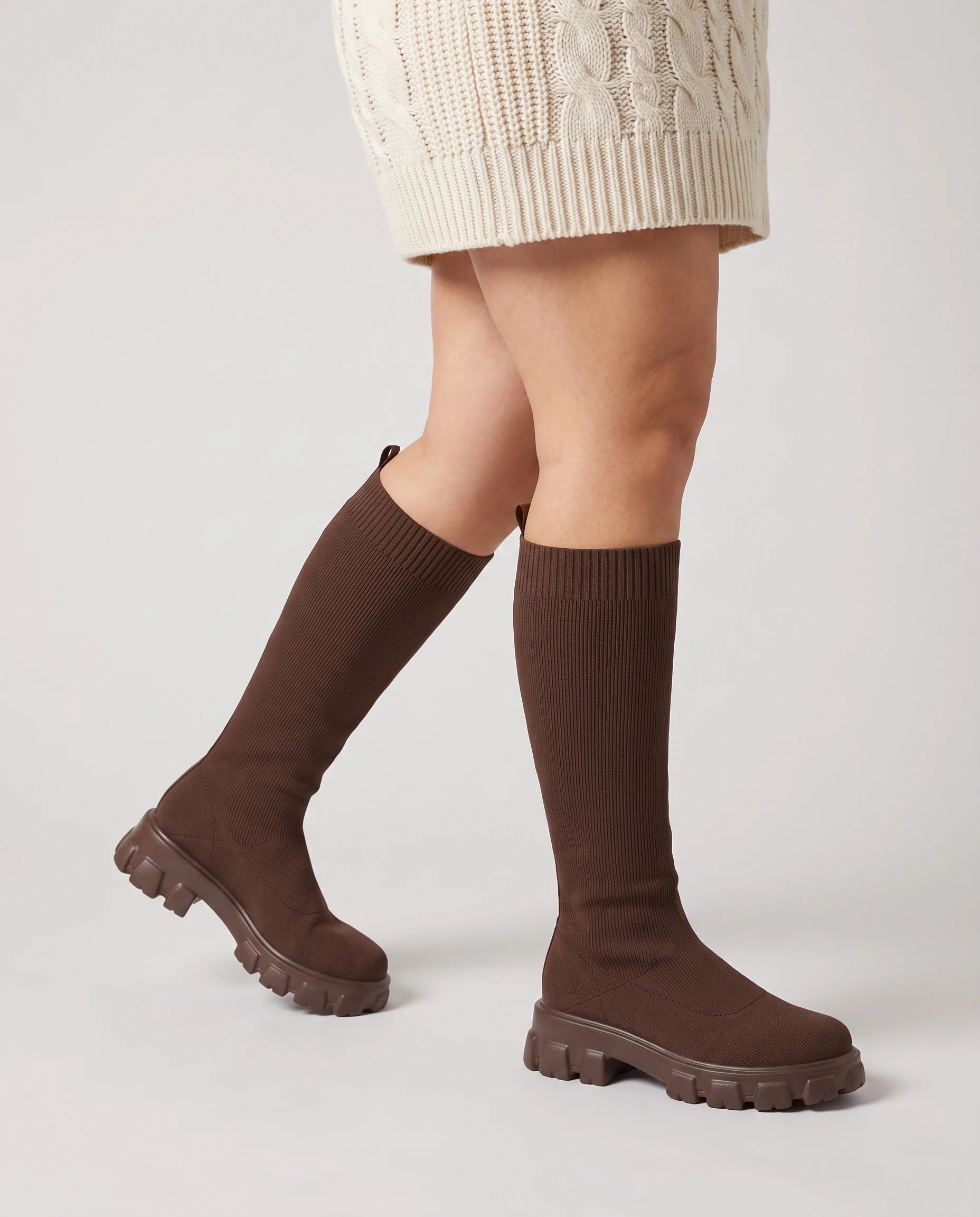 Bottes chaussettes hautes en maille Sylvette — Chocolat, portées en plan rapproché en marche