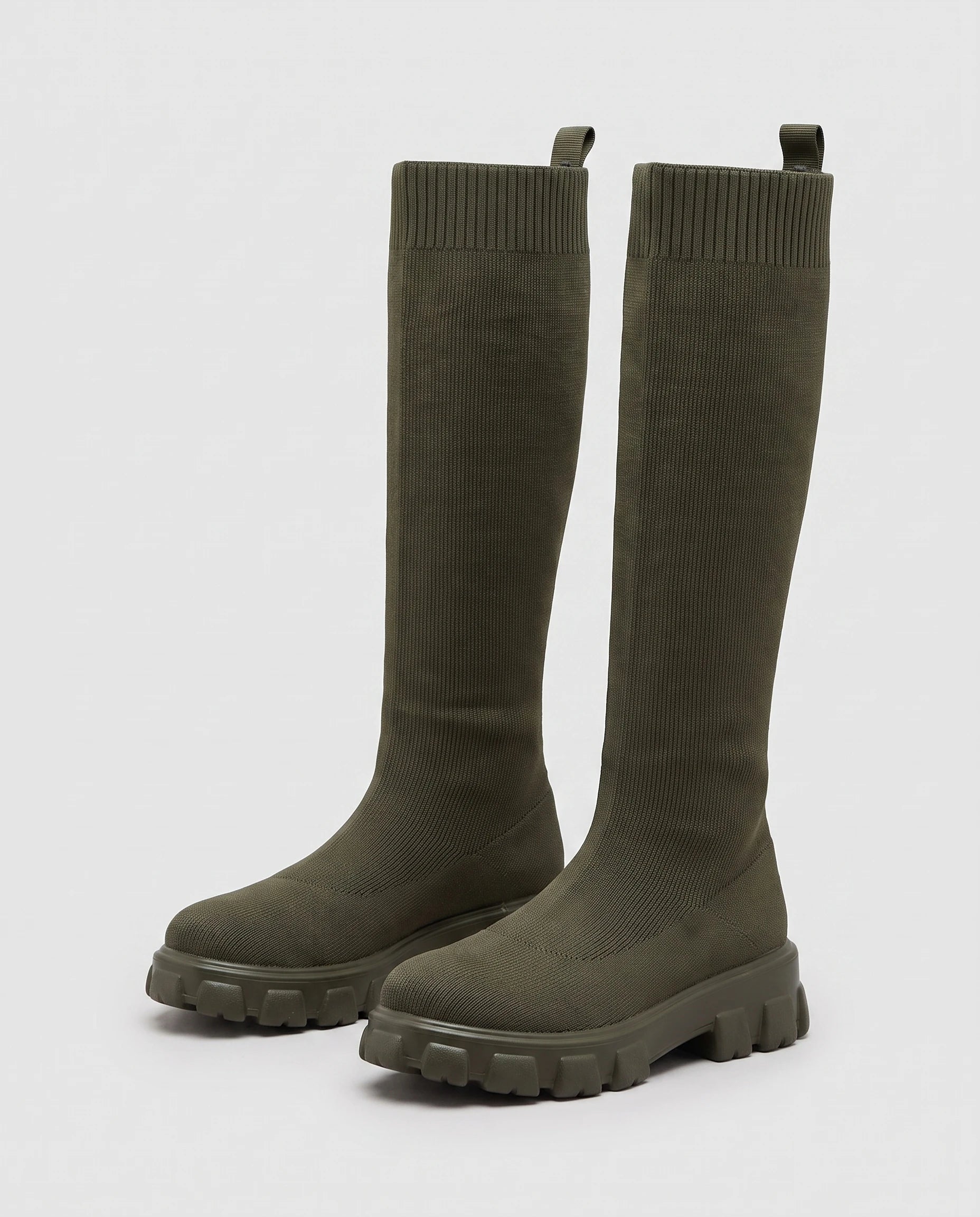 Bottes chaussettes hautes en maille Sylvette — Kaki, paire vue de trois quarts avant studio