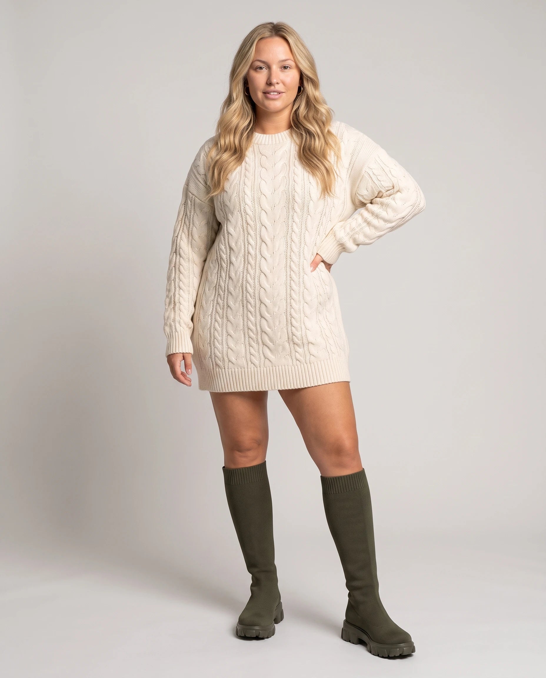 Bottes chaussettes hautes en maille Sylvette — Kaki, portées en plein pied studio