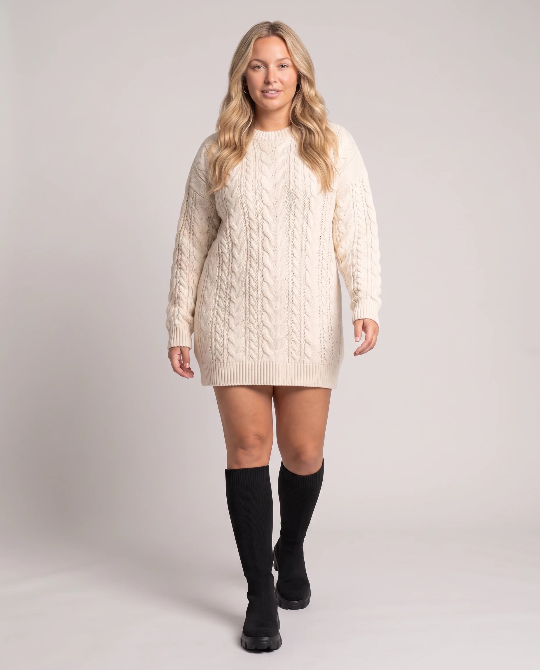 Bottes chaussettes hautes en maille Sylvette — Noir, portées en plein pied studio