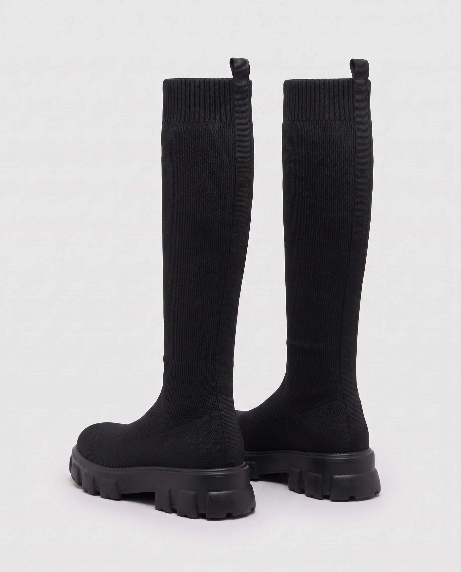 Bottes chaussettes hautes en maille Sylvette — Noir, paire vue de trois quarts arrière, tirants de tige