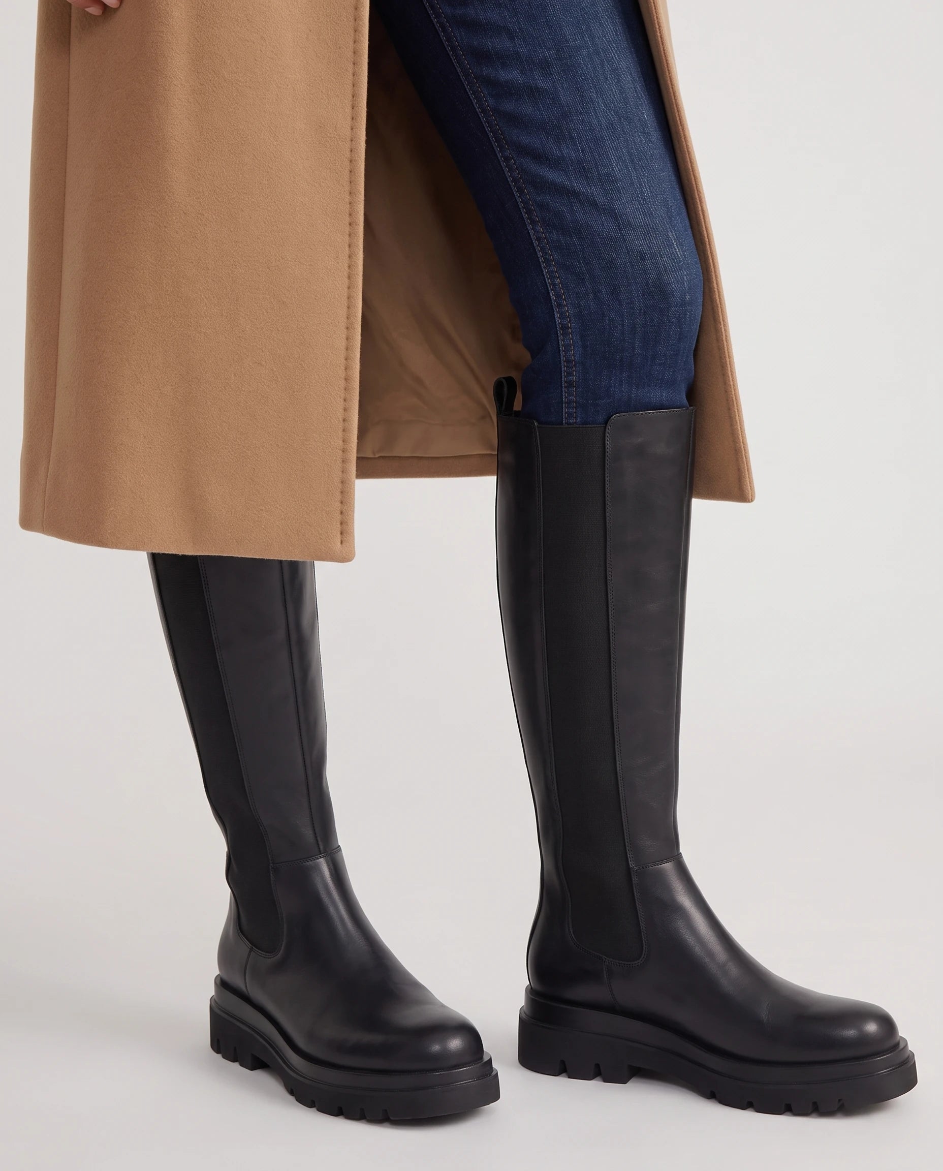 Bottes hautes chelsea à soufflets Ysée — Noir, portées en plan rapproché avec un jean rentré dans la tige