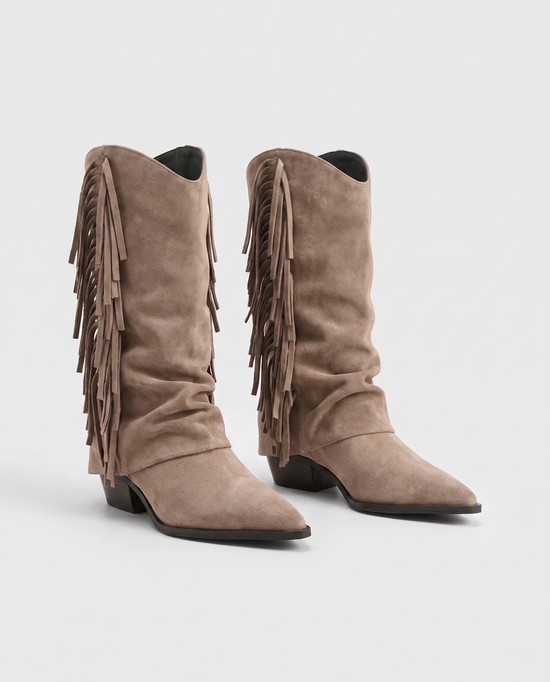 Bottes mi-mollet à franges et bout pointu Pascaline — Grège, paire vue de trois quarts avant studio