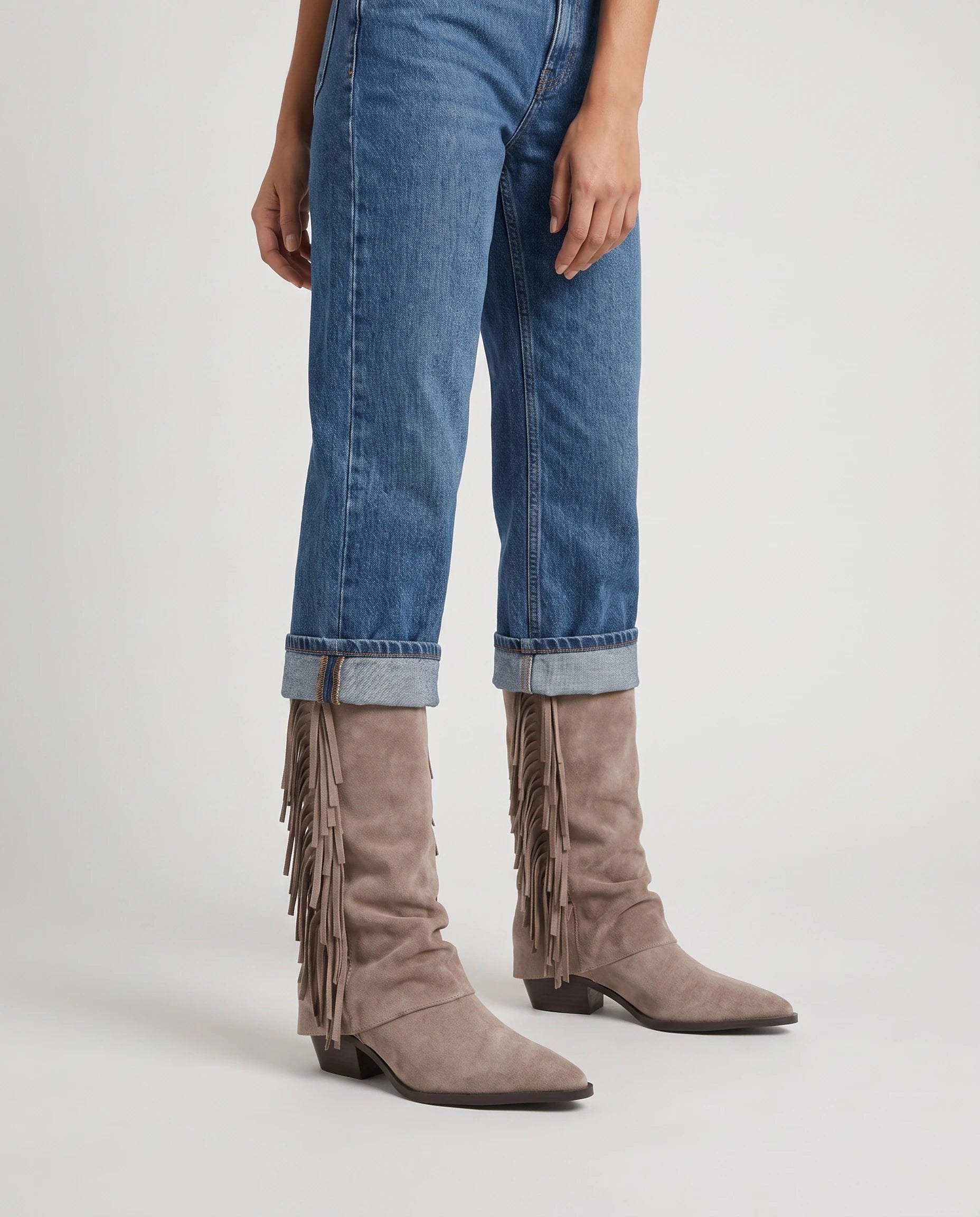 Bottes mi-mollet à franges et bout pointu Pascaline — Grège, portées en plan rapproché, pieds écartés