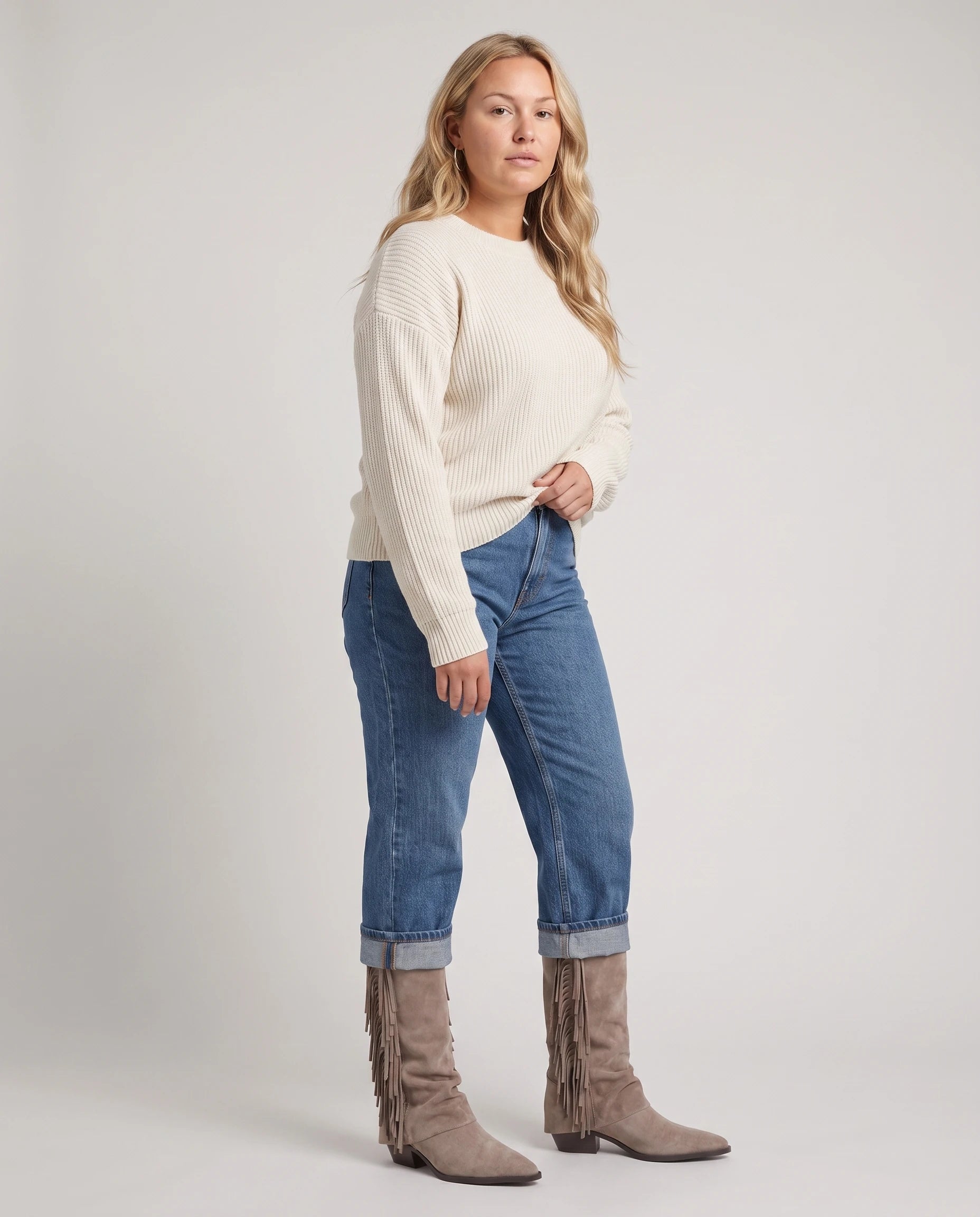 Bottes mi-mollet à franges et bout pointu Pascaline — Grège, portées en plein pied studio