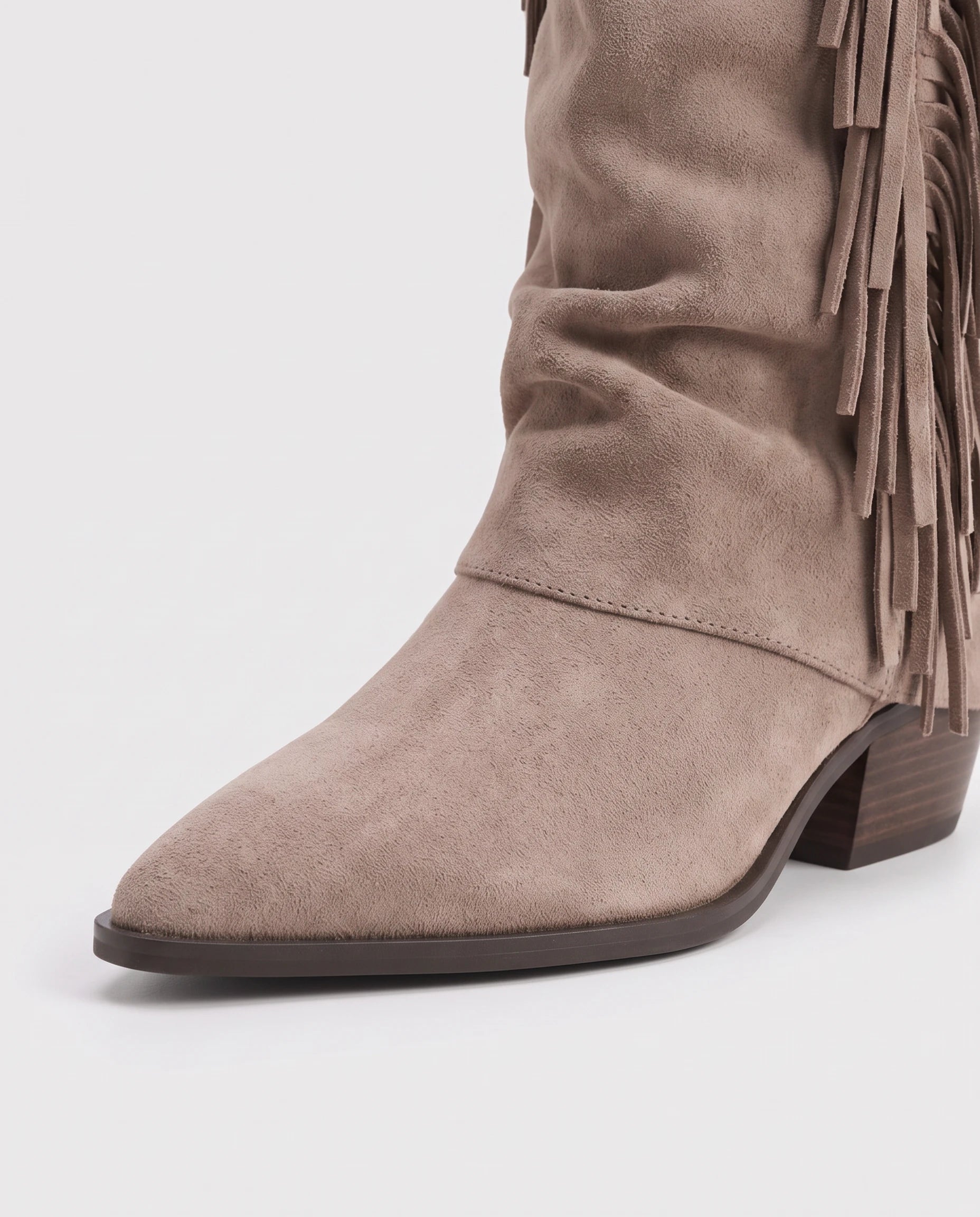 Bottes mi-mollet à franges et bout pointu Pascaline — Grège, détail du bout pointu et de la frange