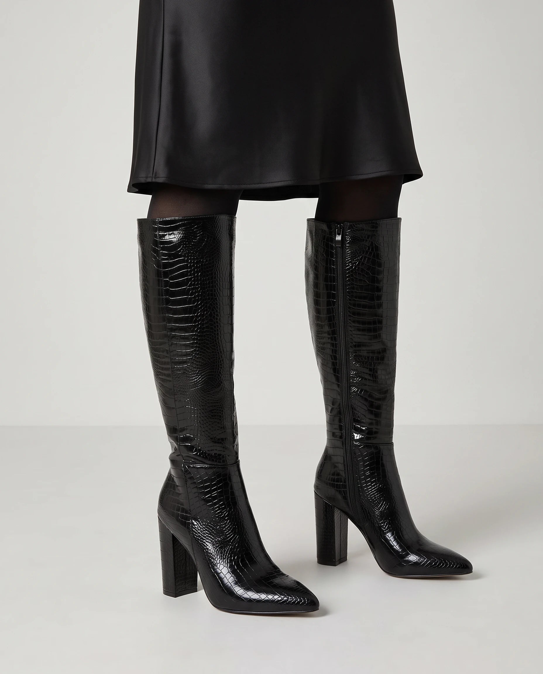 Bottes hautes croco vernies à talon Théodorine — Noir, portées en plan rapproché