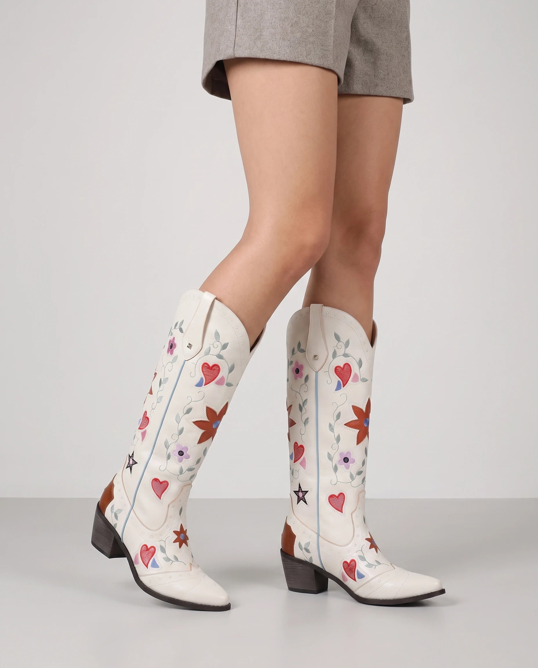 Bottes hautes western brodées à clous en simili Sabeline Blanc — portées, plan rapproché