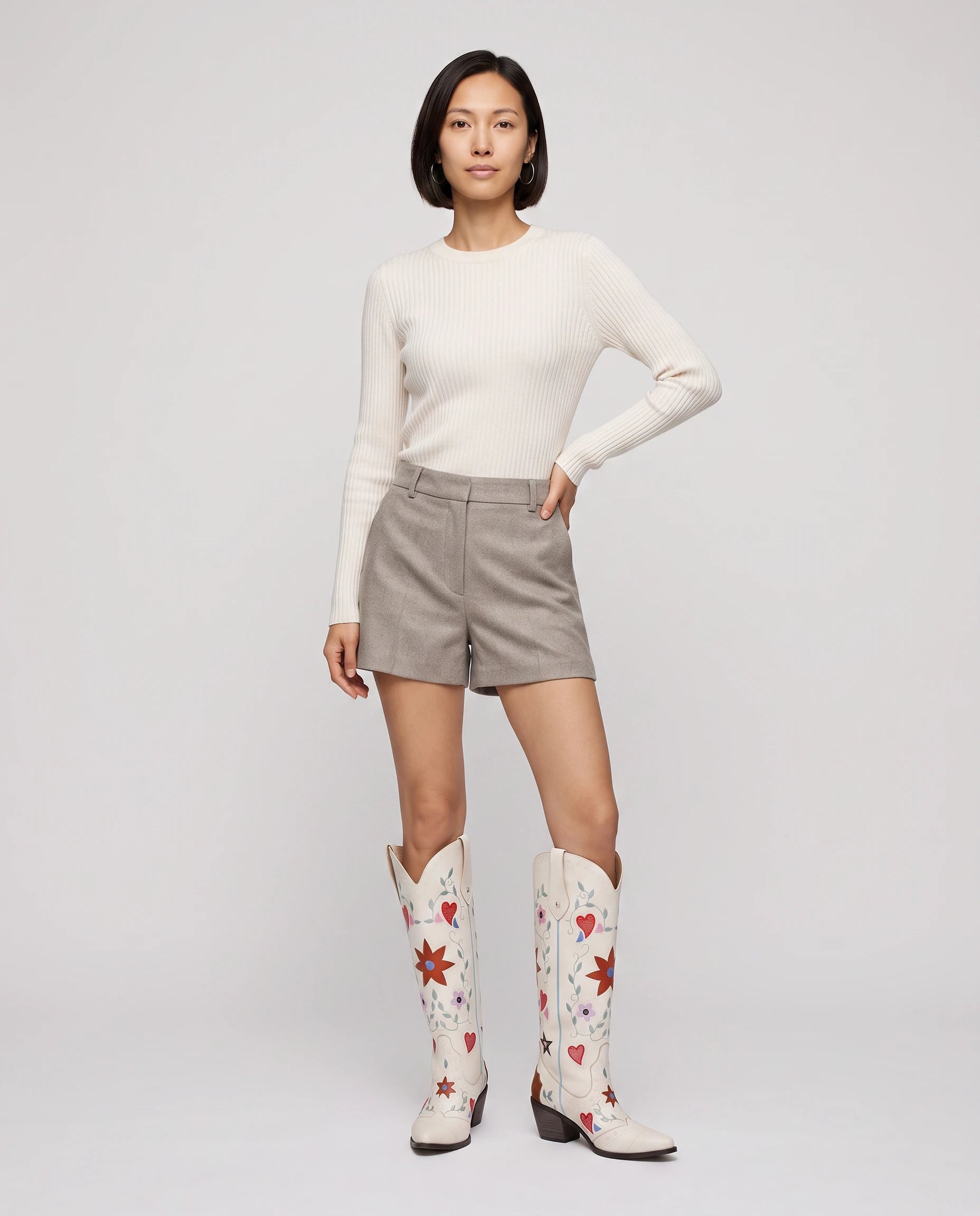 Bottes hautes western brodées à clous en simili Sabeline Blanc — portées en pied