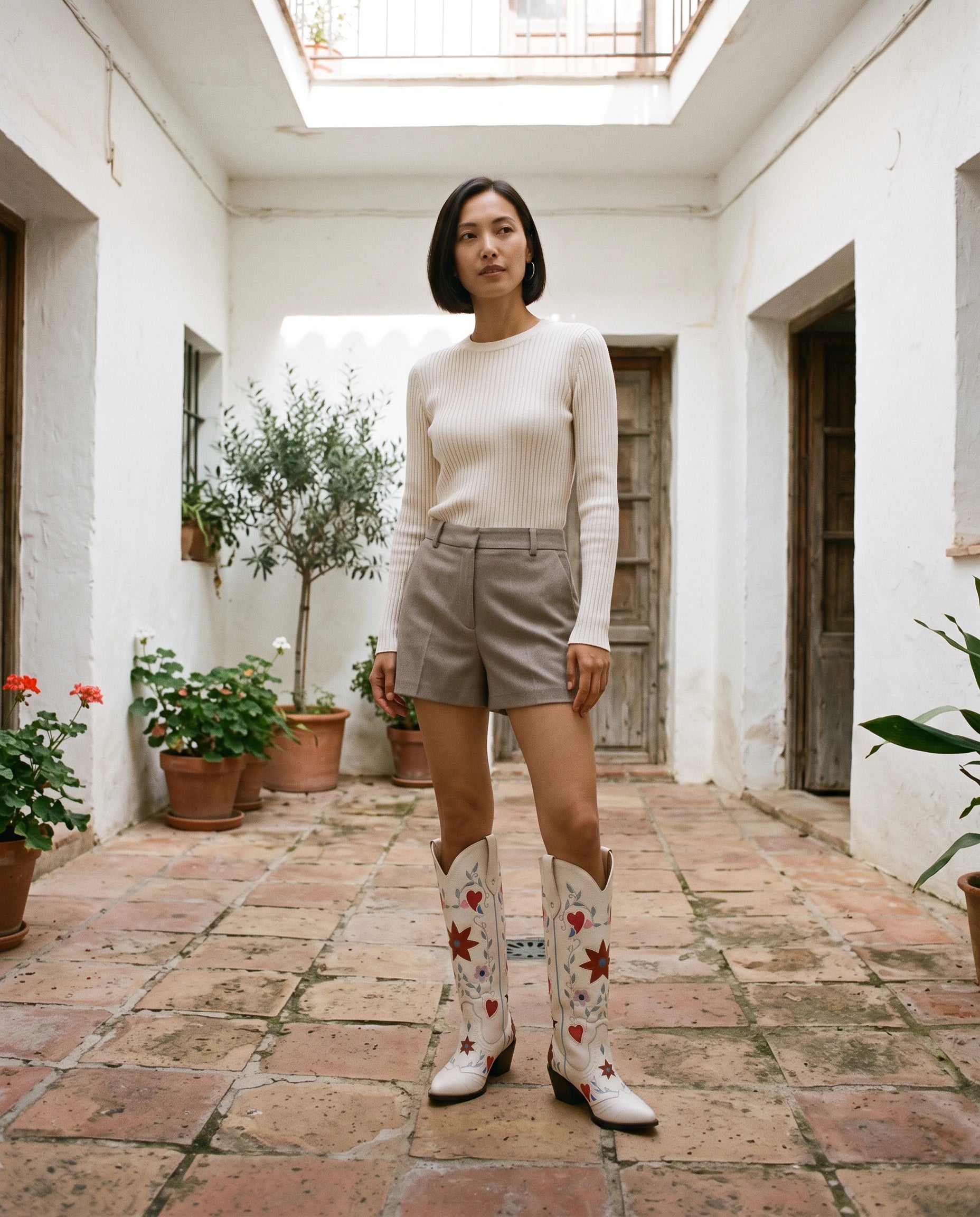 Bottes hautes western brodées à clous en simili Sabeline Blanc — portées en situation