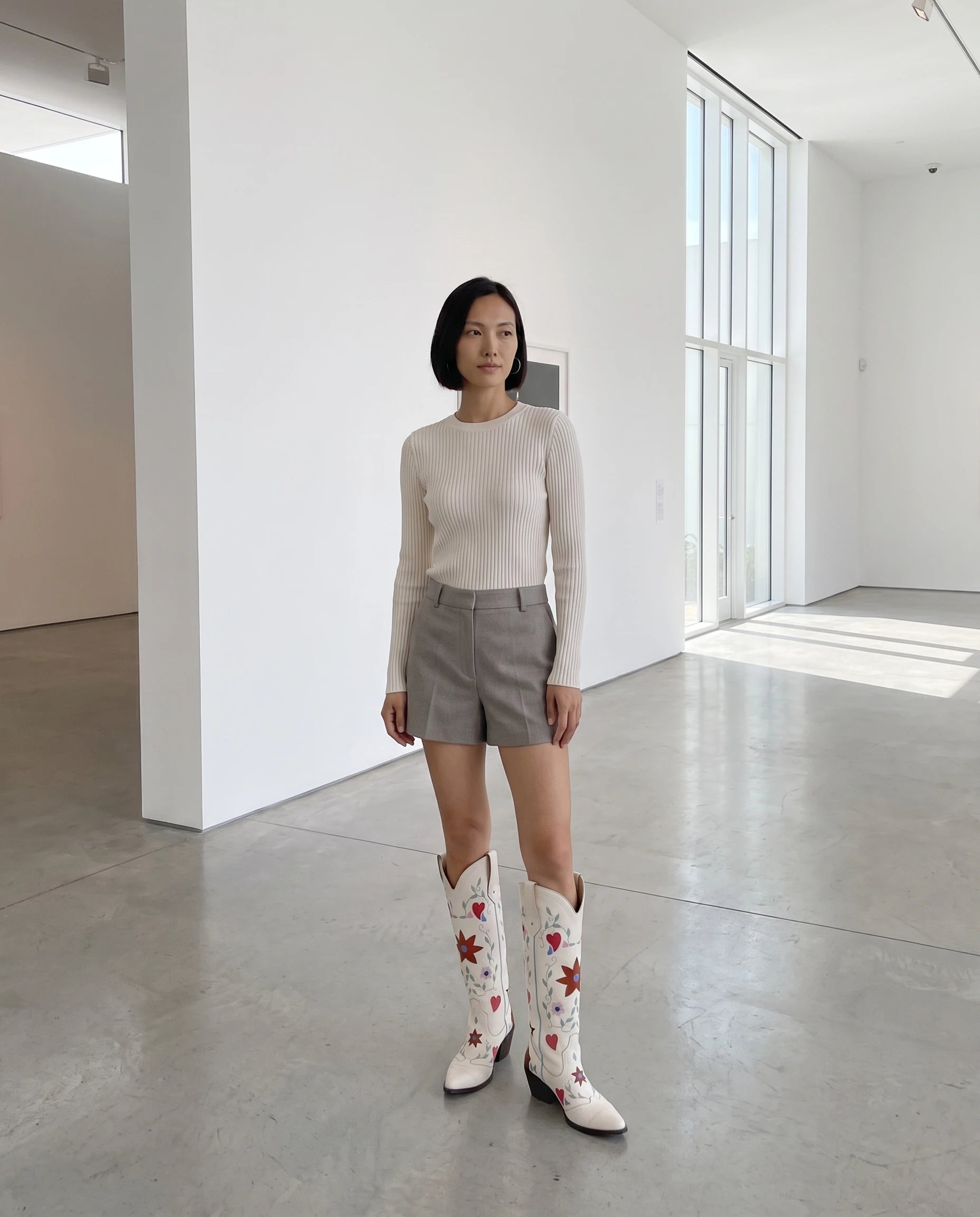 Bottes hautes western brodées à clous en simili Sabeline Blanc — portées en extérieur