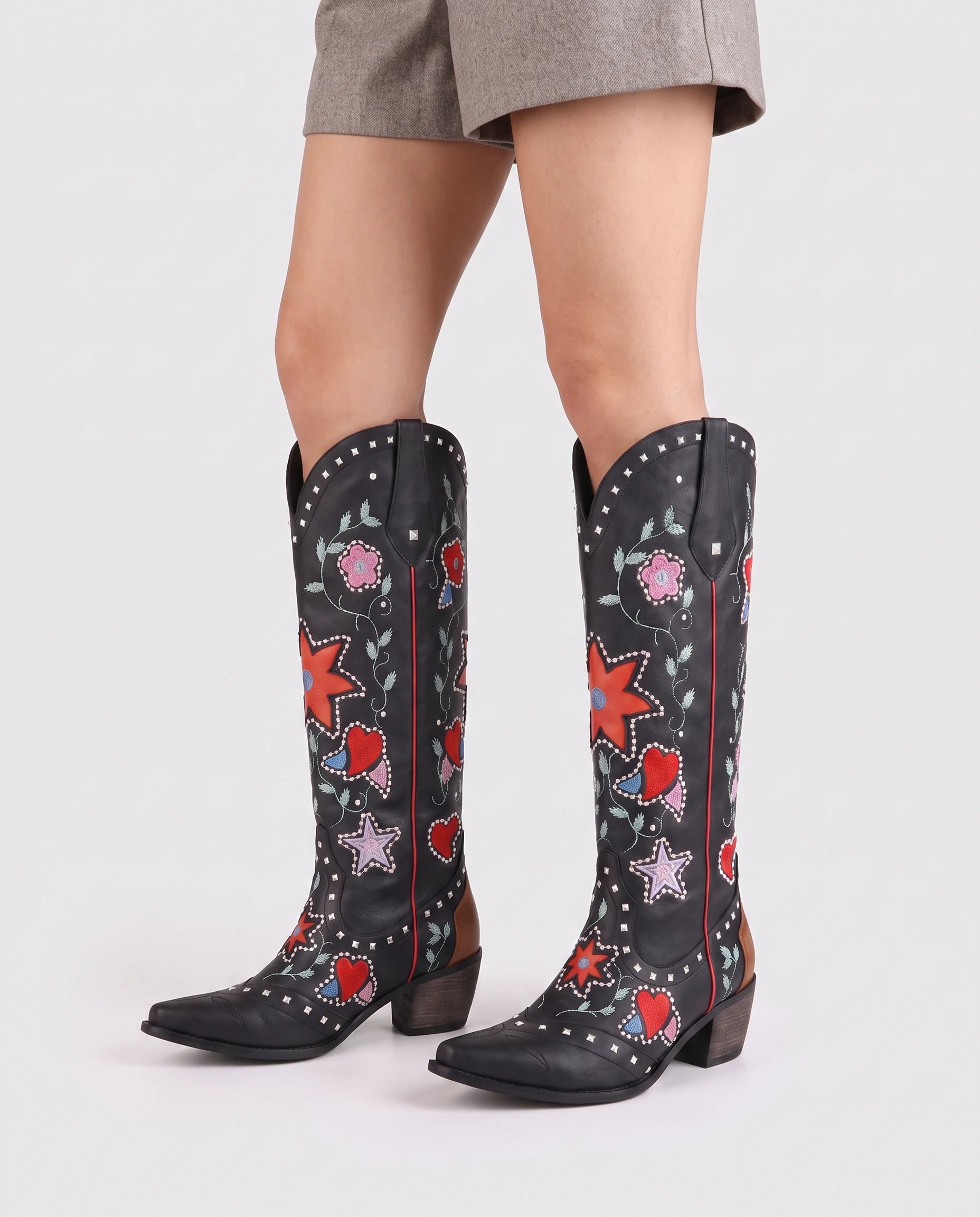 Bottes hautes western brodées à clous en simili Sabeline Noir — portées, plan rapproché