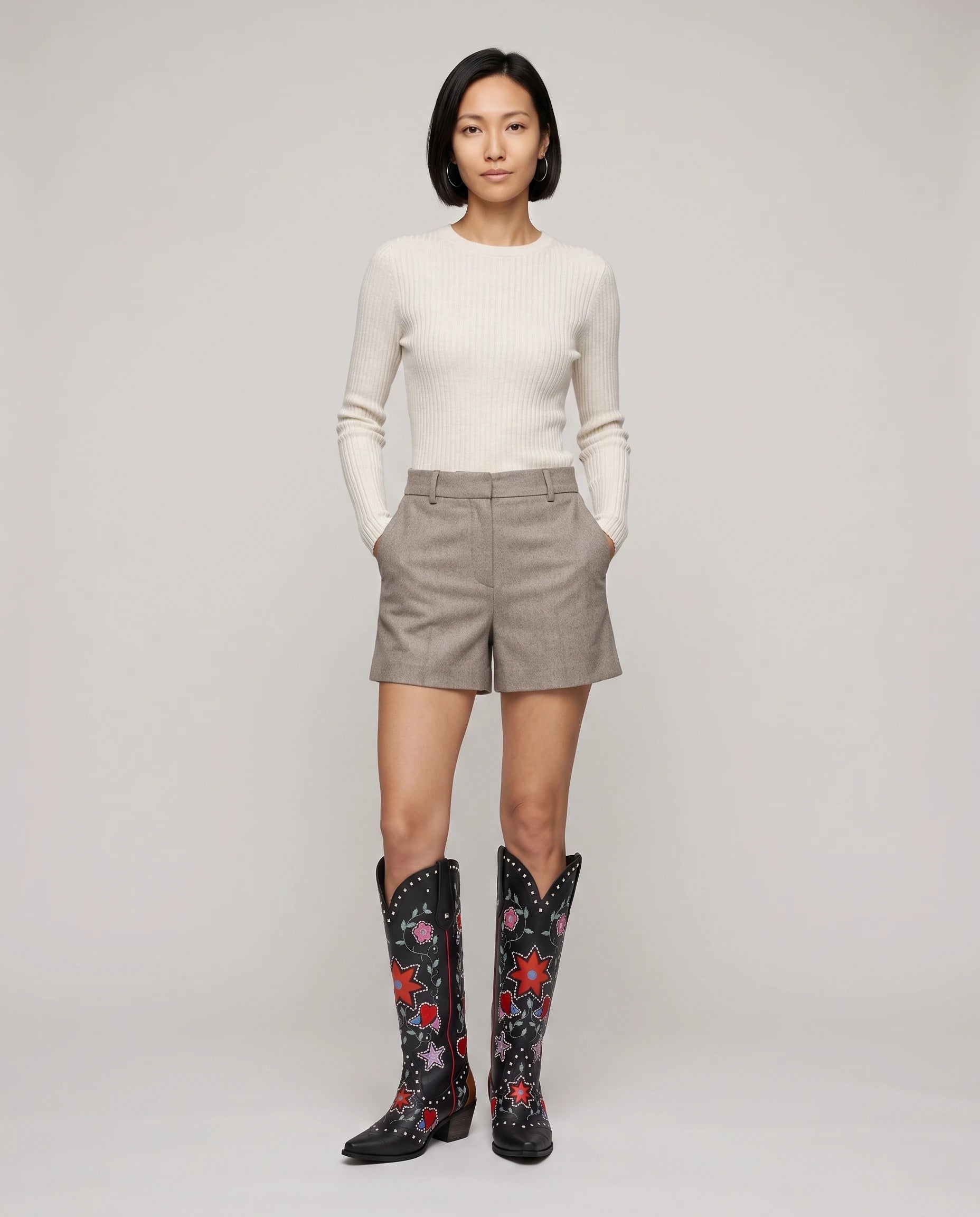 Bottes hautes western brodées à clous en simili Sabeline Noir — portées en pied