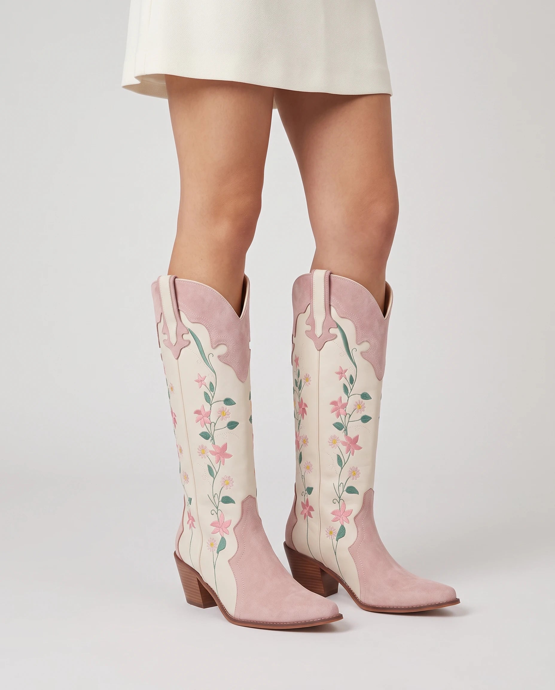 Bottes hautes western bicolores en simili Fleurine Écru et Rose Poudré — portées, plan rapproché