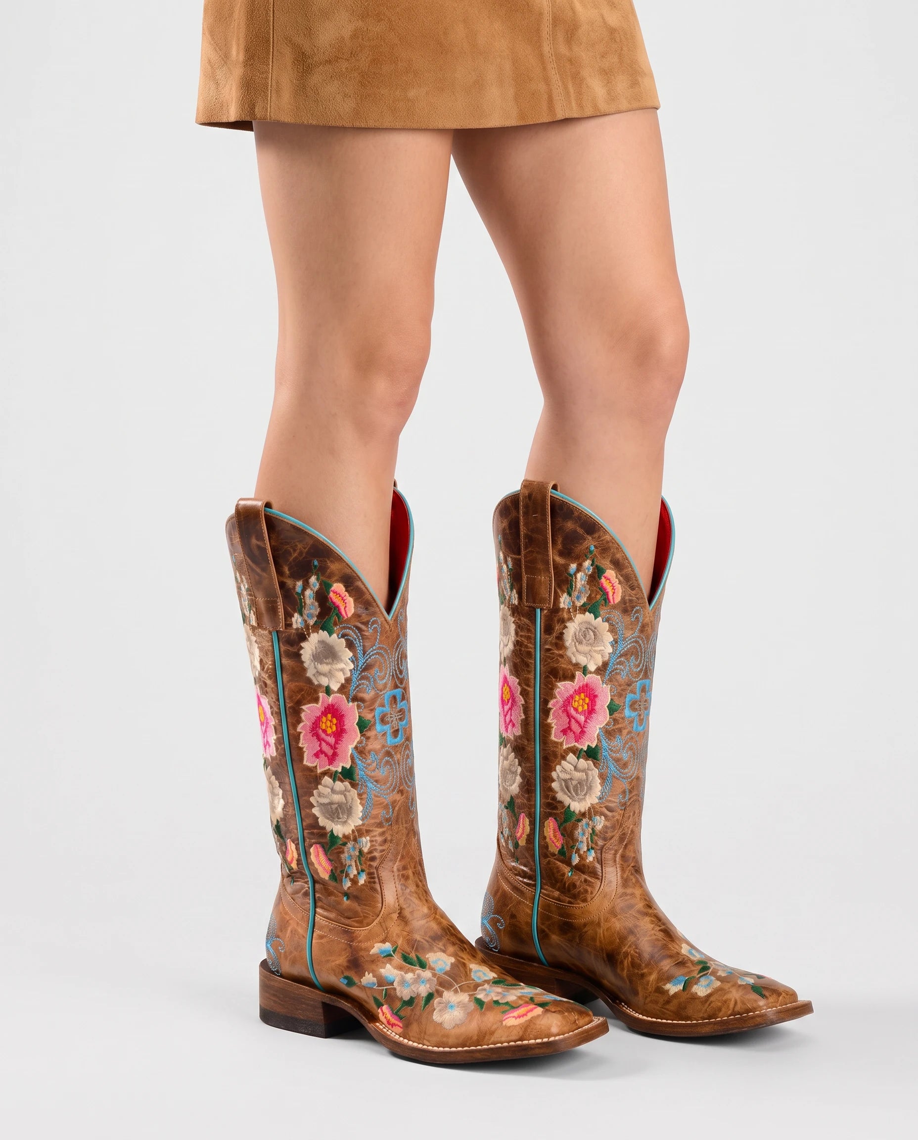 Bottes hautes western brodées en simili Mariette Caramel Vieilli — portées, plan rapproché