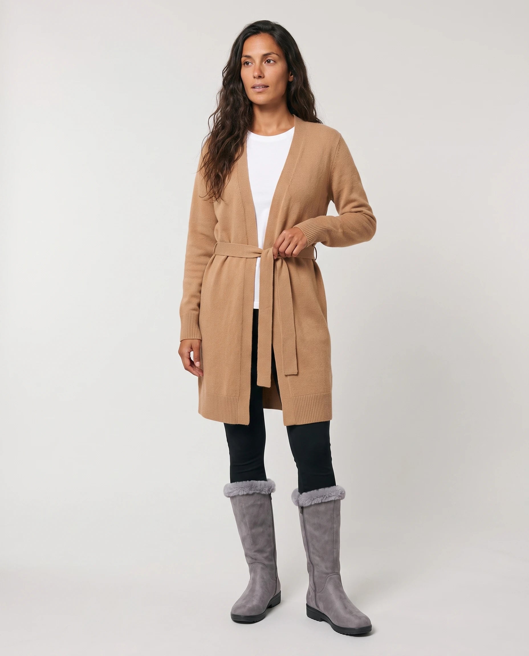 Bottes fourrées zippées en suédine Douce — Gris, portées en plein pied studio