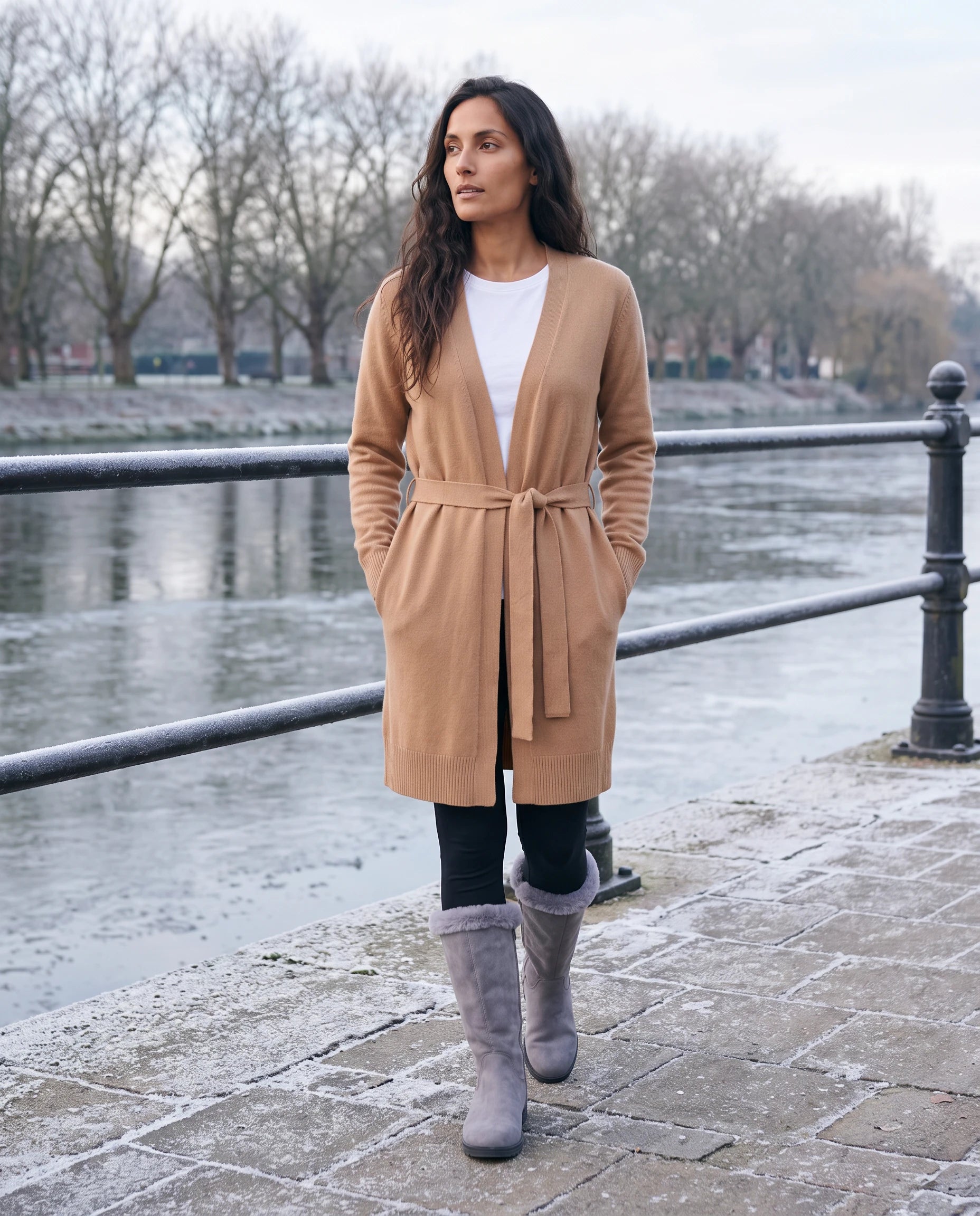 Bottes fourrées zippées en suédine Douce — Gris, portées en situation hivernale