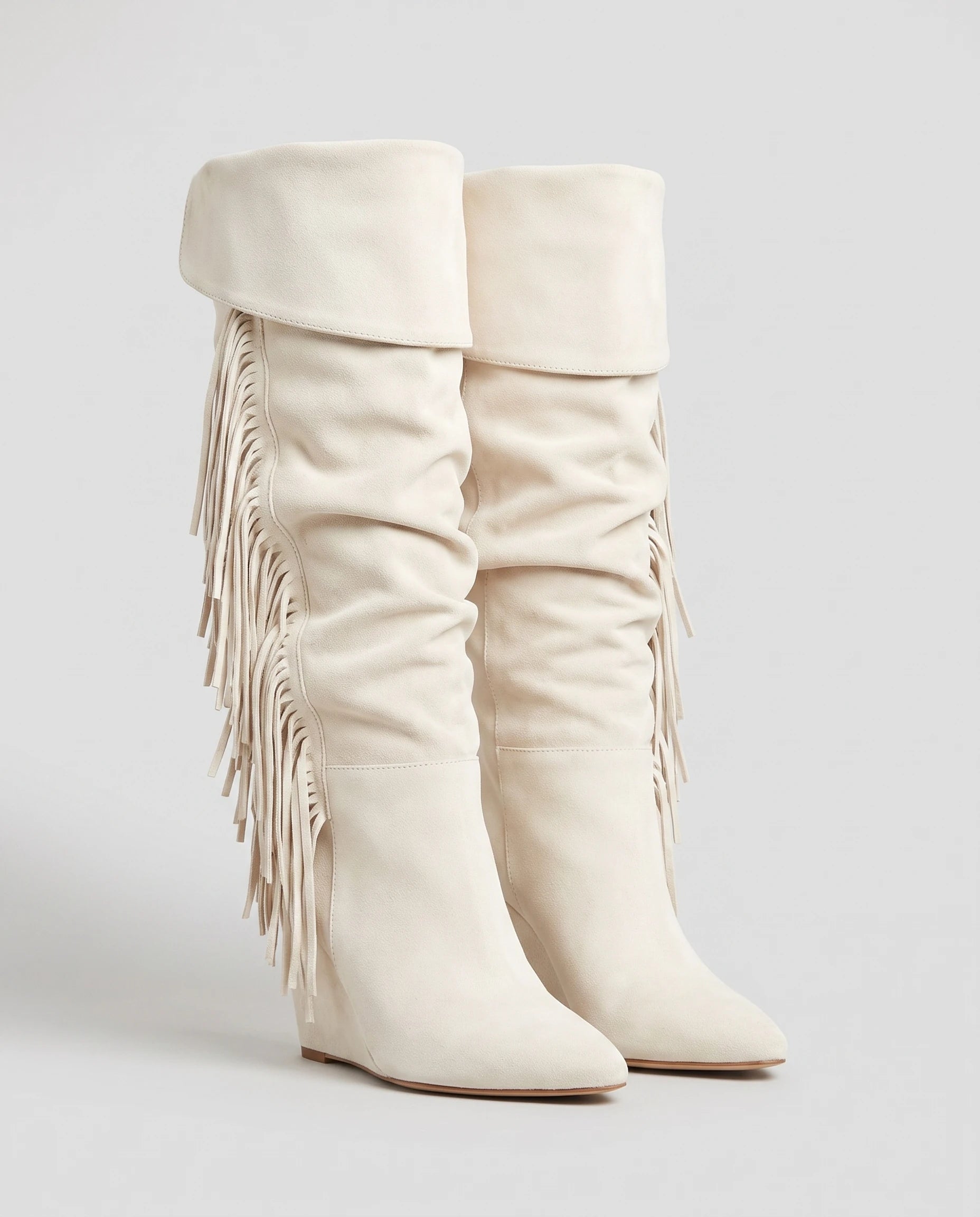 Bottes hautes à franges à talon compensé Alexandrine — Blanc Cassé, paire vue en plongée studio