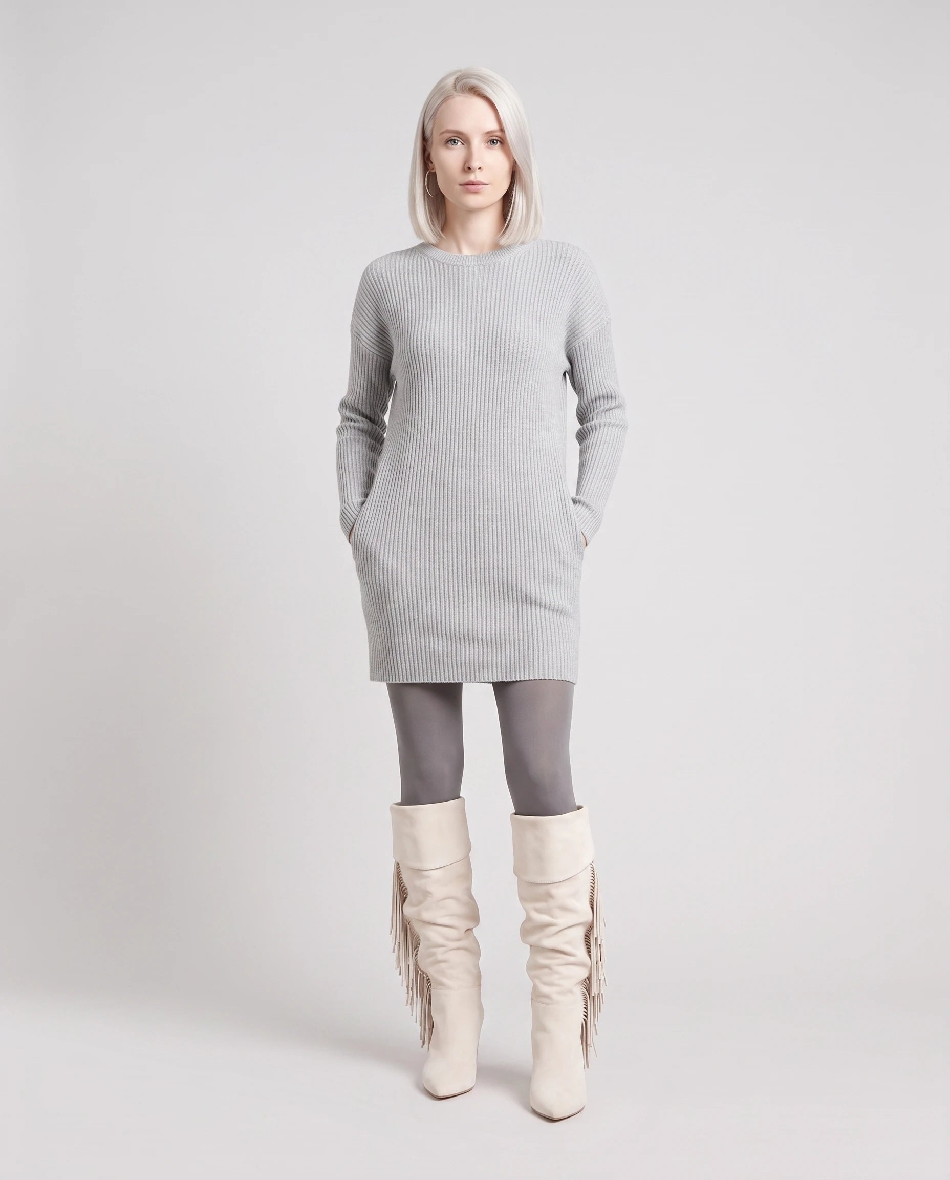 Bottes hautes à franges à talon compensé Alexandrine — Blanc Cassé, portées en plein pied studio