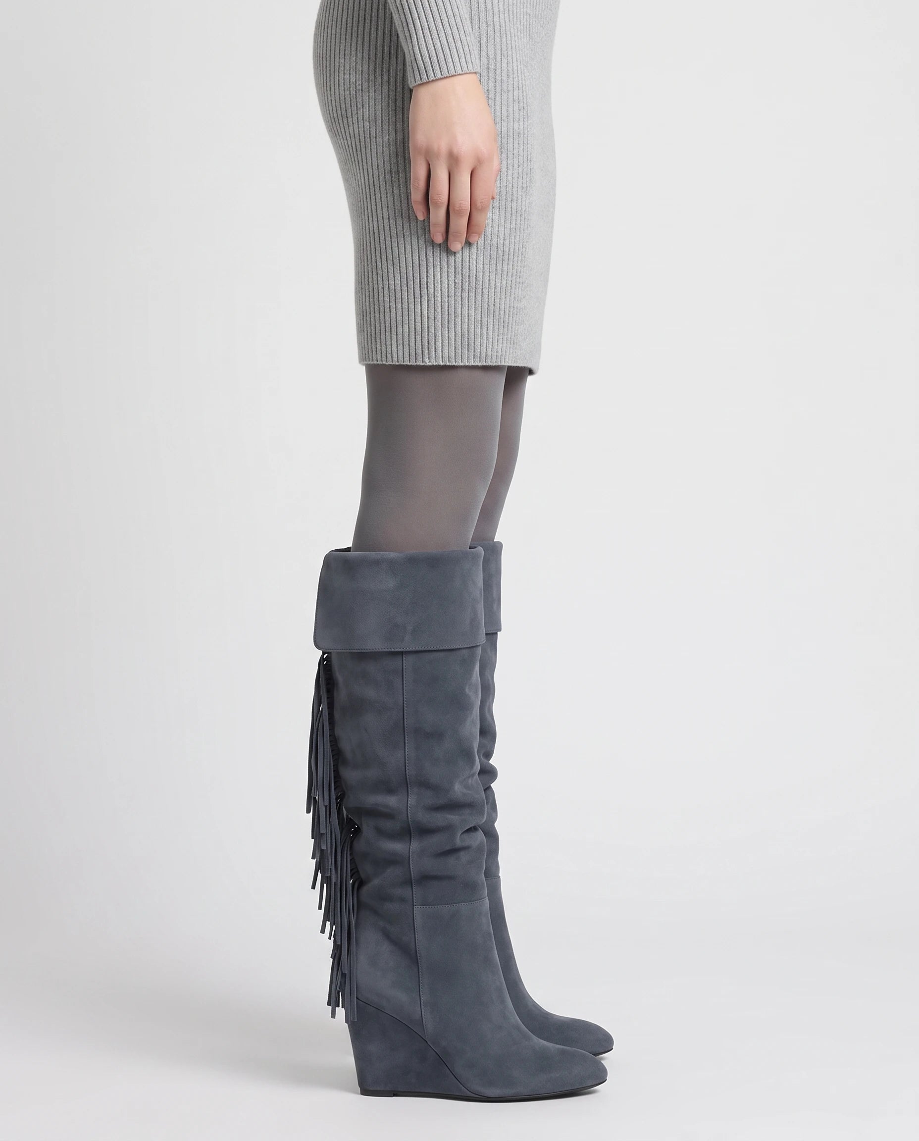 Bottes hautes à franges à talon compensé Alexandrine — Gris Ardoise, portées en plan rapproché de profil