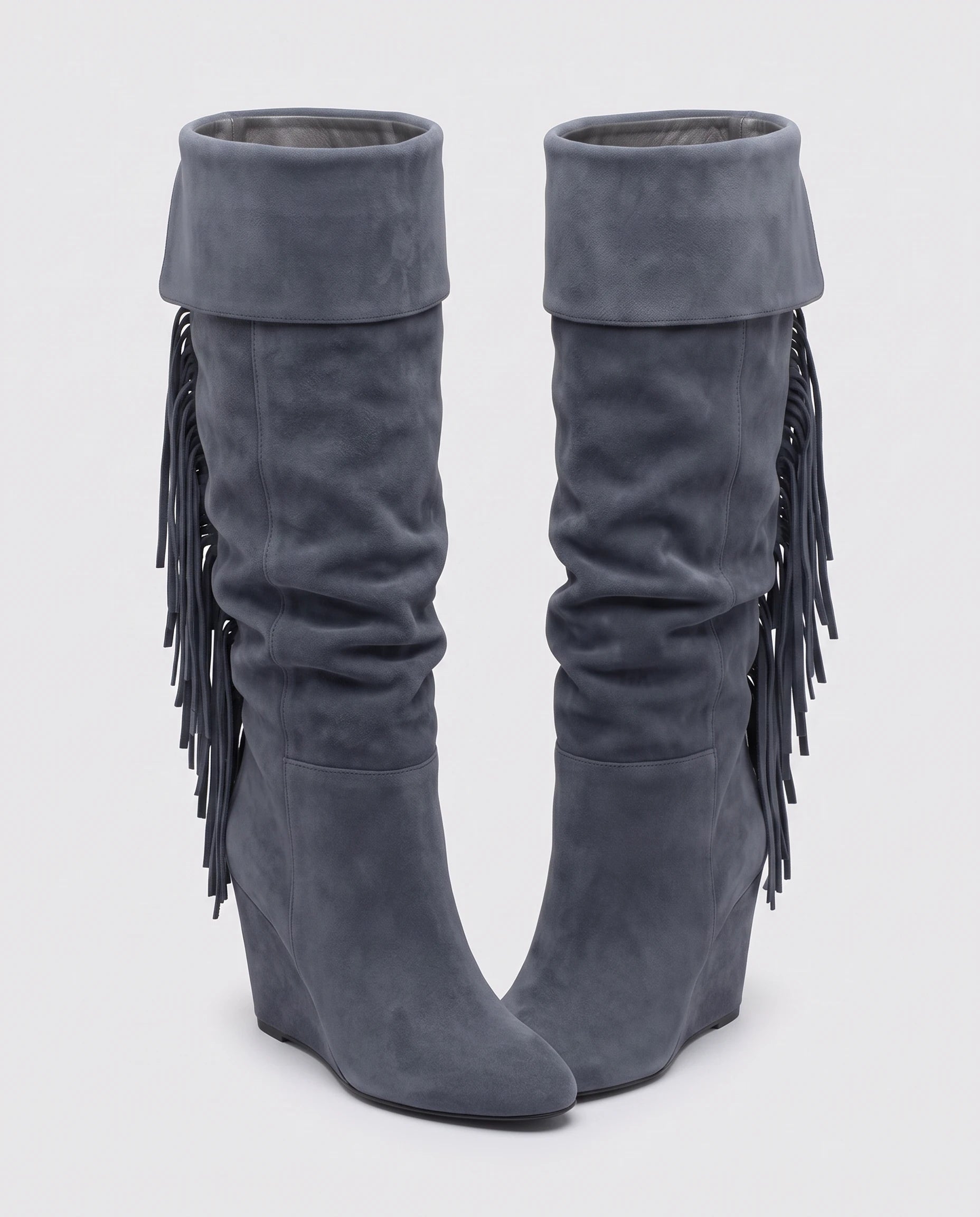 Bottes hautes à franges à talon compensé Alexandrine — Gris Ardoise, paire vue en légère plongée