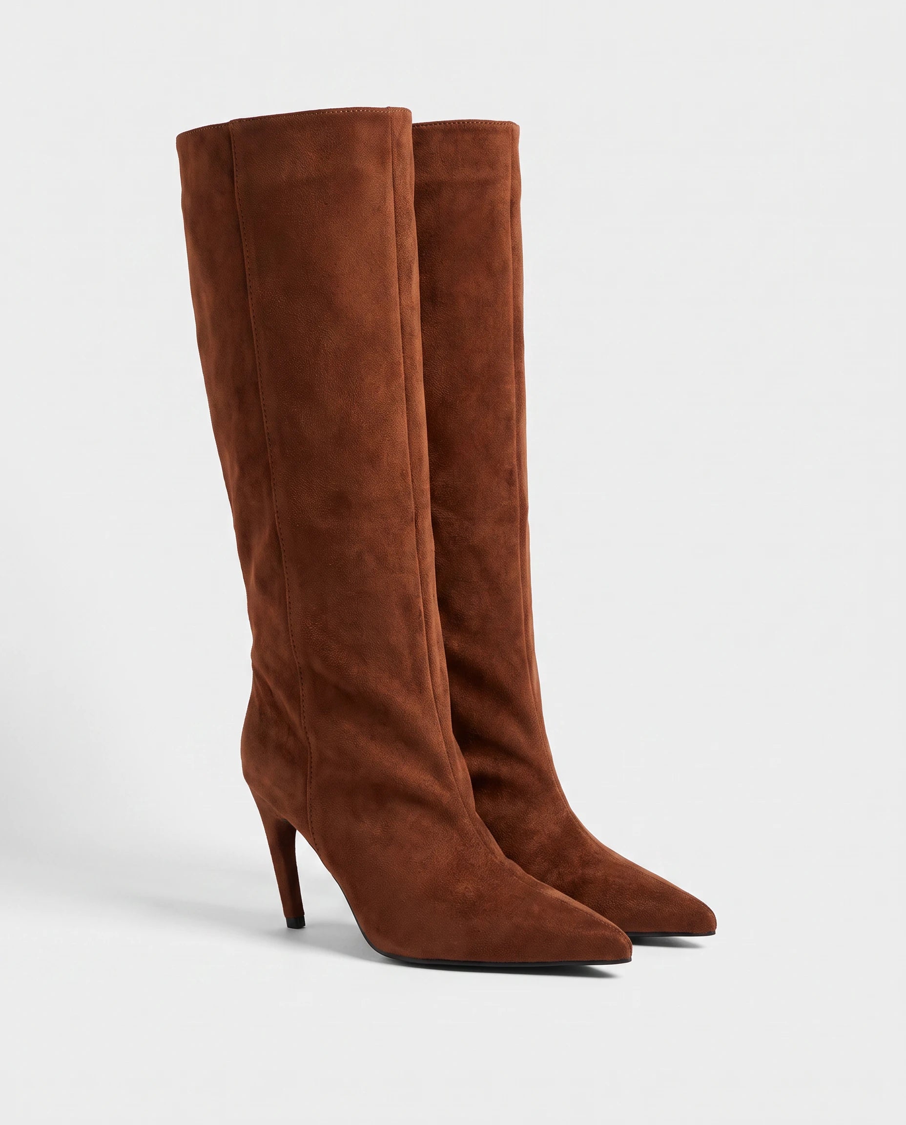 Bottes hautes en suédine à talon fin Raphaëlle — Cognac, paire en packshot studio