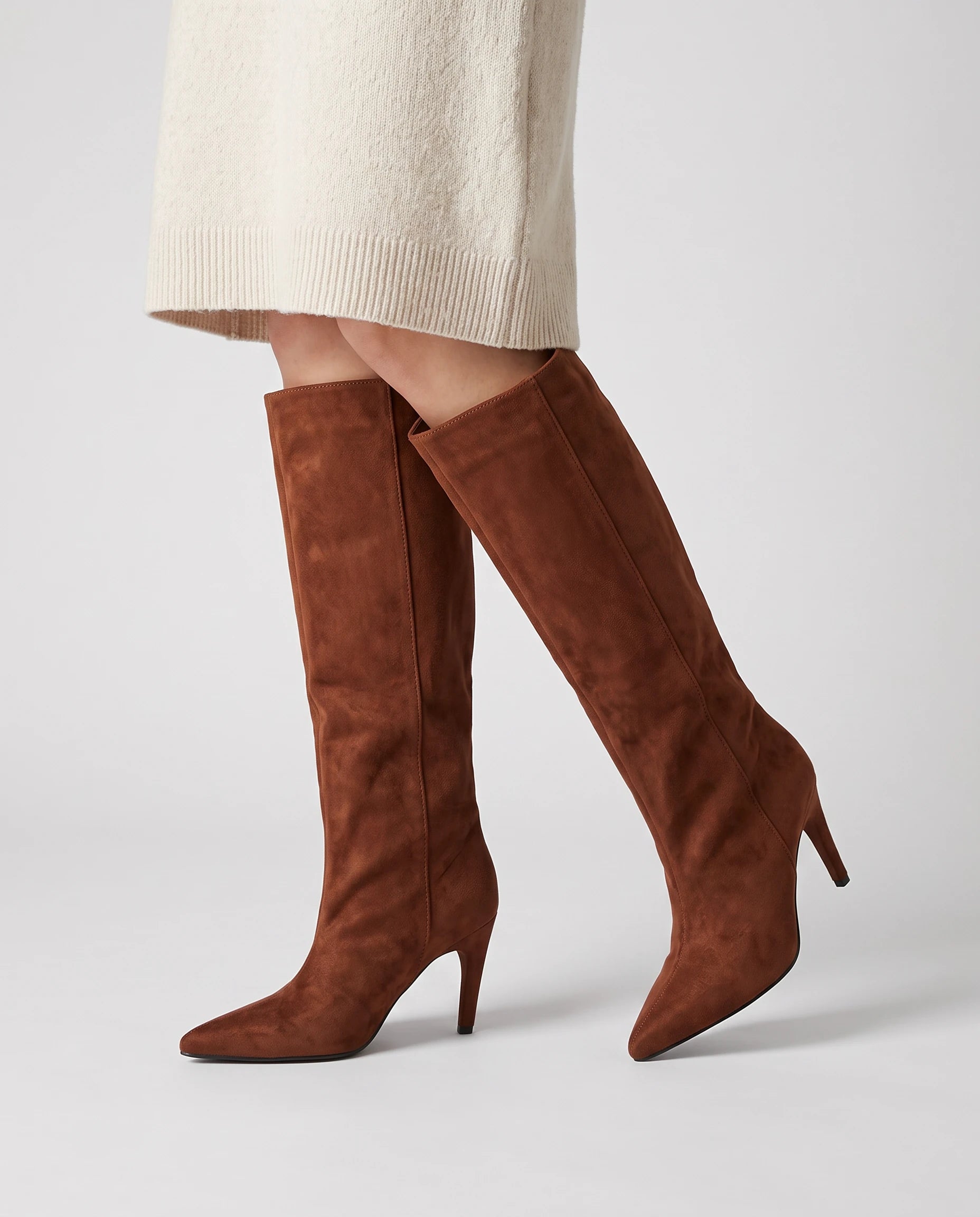 Bottes hautes en suédine à talon fin Raphaëlle — Cognac, portées en plan rapproché