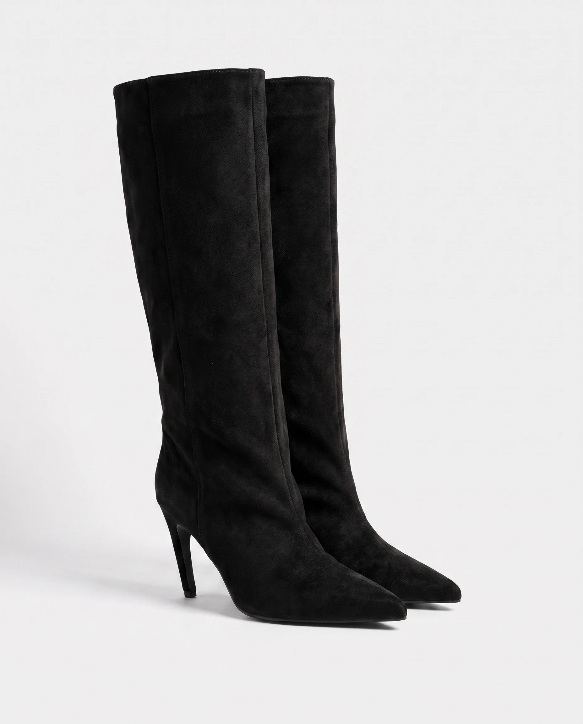 Bottes hautes en suédine à talon fin Raphaëlle — Noir, paire en packshot studio