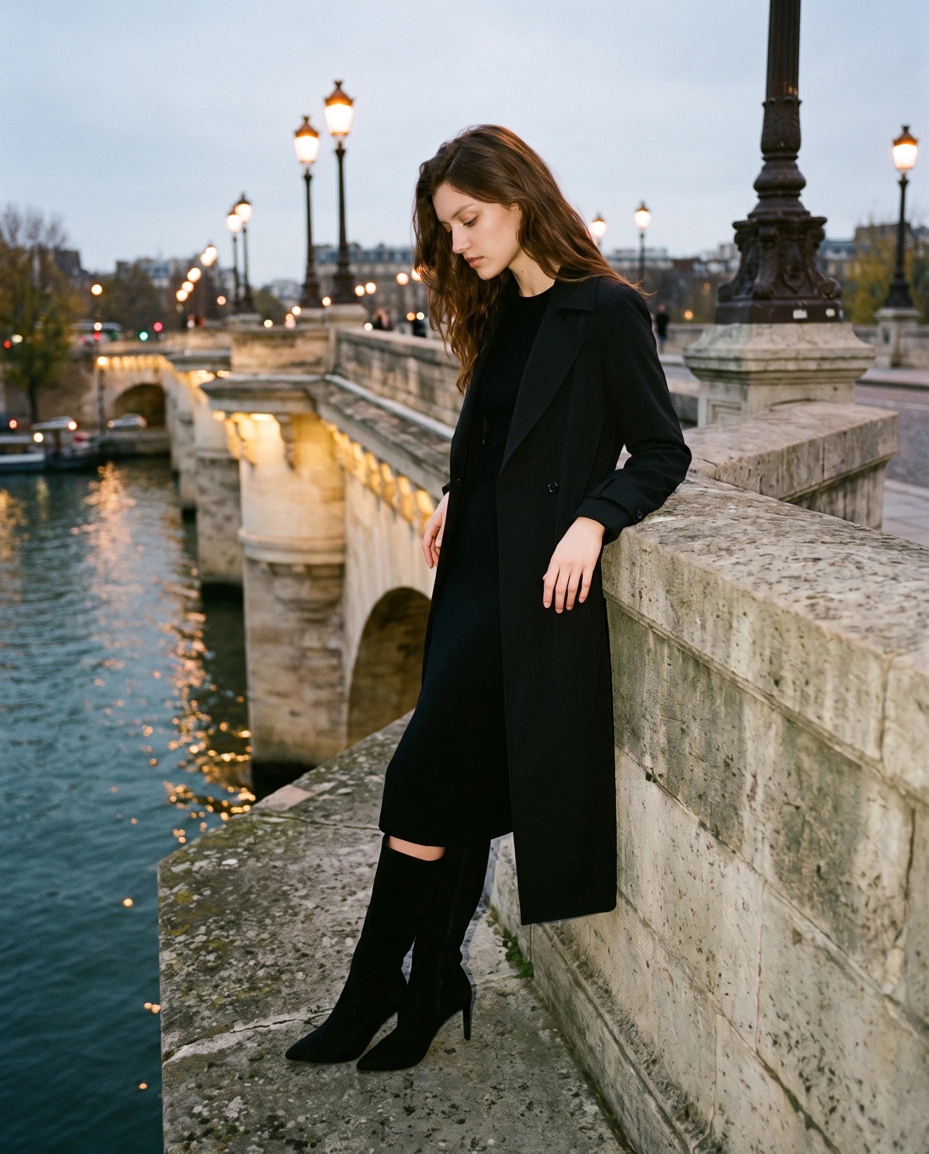 Bottes hautes en suédine à talon fin Raphaëlle — Noir, portées en extérieur