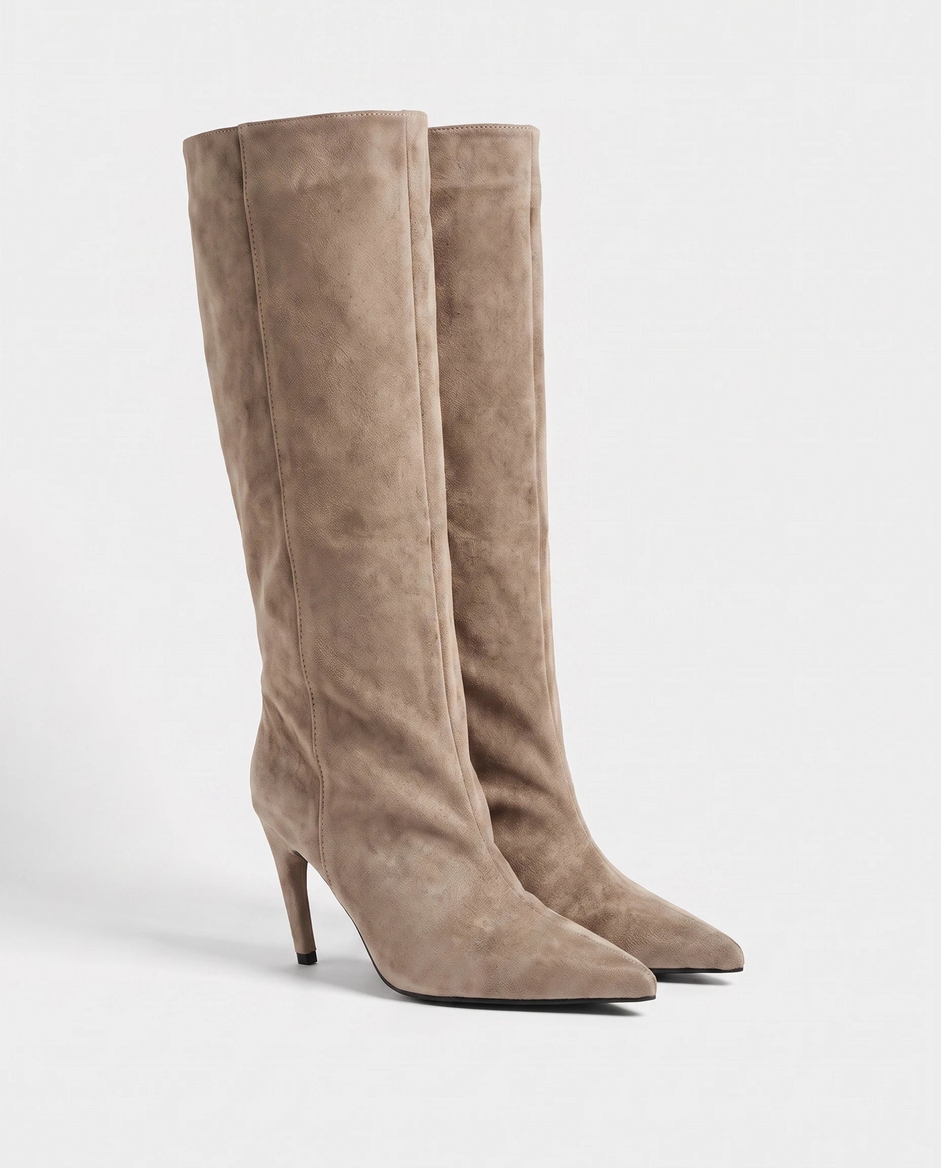 Bottes hautes en suédine à talon fin Raphaëlle — Taupe, paire en packshot studio