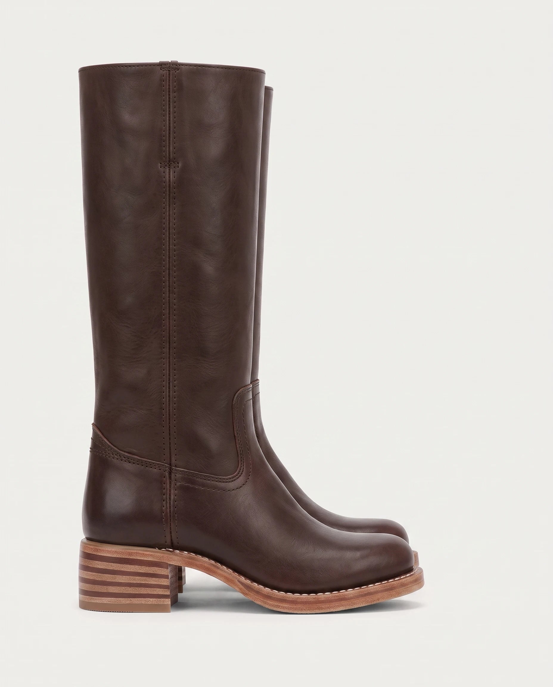 Bottes hautes à talon empilé effet cuir Nicolette — Chocolat, paire vue de profil studio
