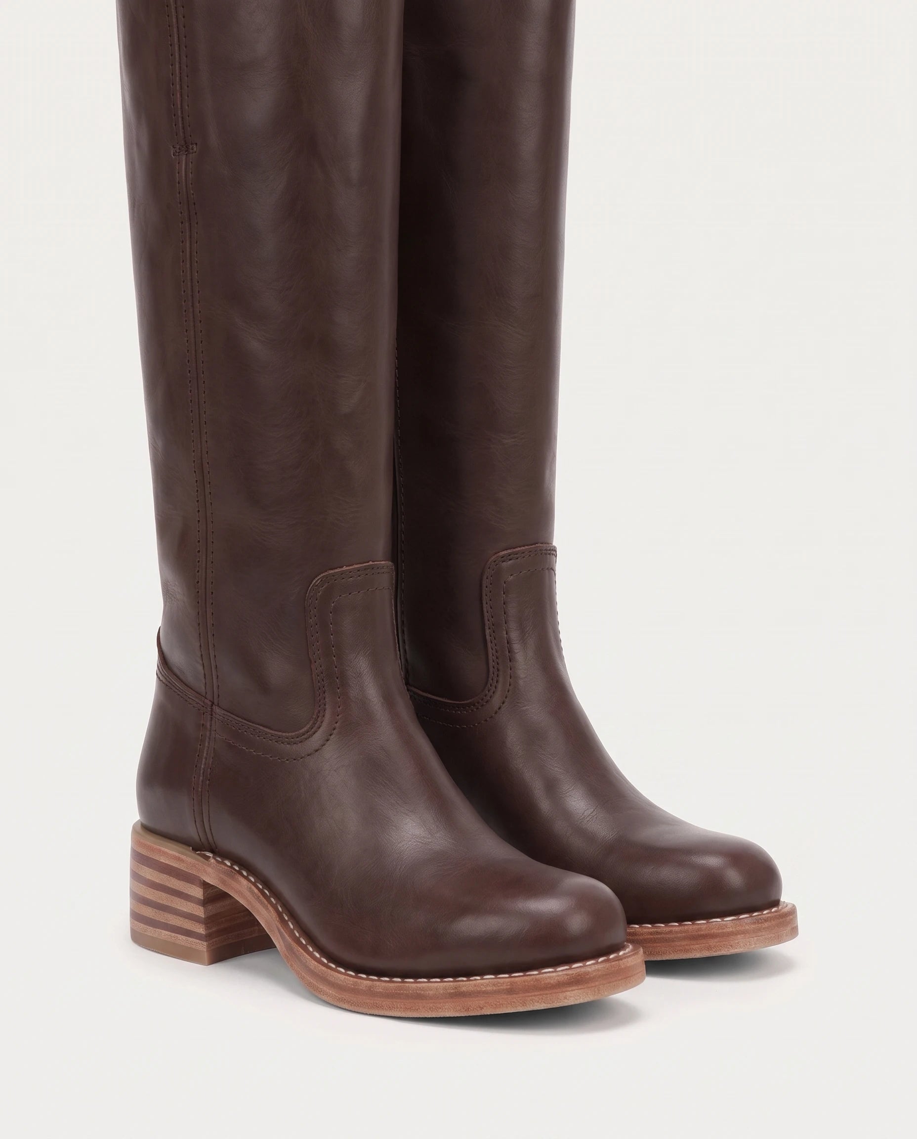 Bottes hautes à talon empilé effet cuir Nicolette — Chocolat, détail rapproché du talon empilé et de la trépointe surpiquée