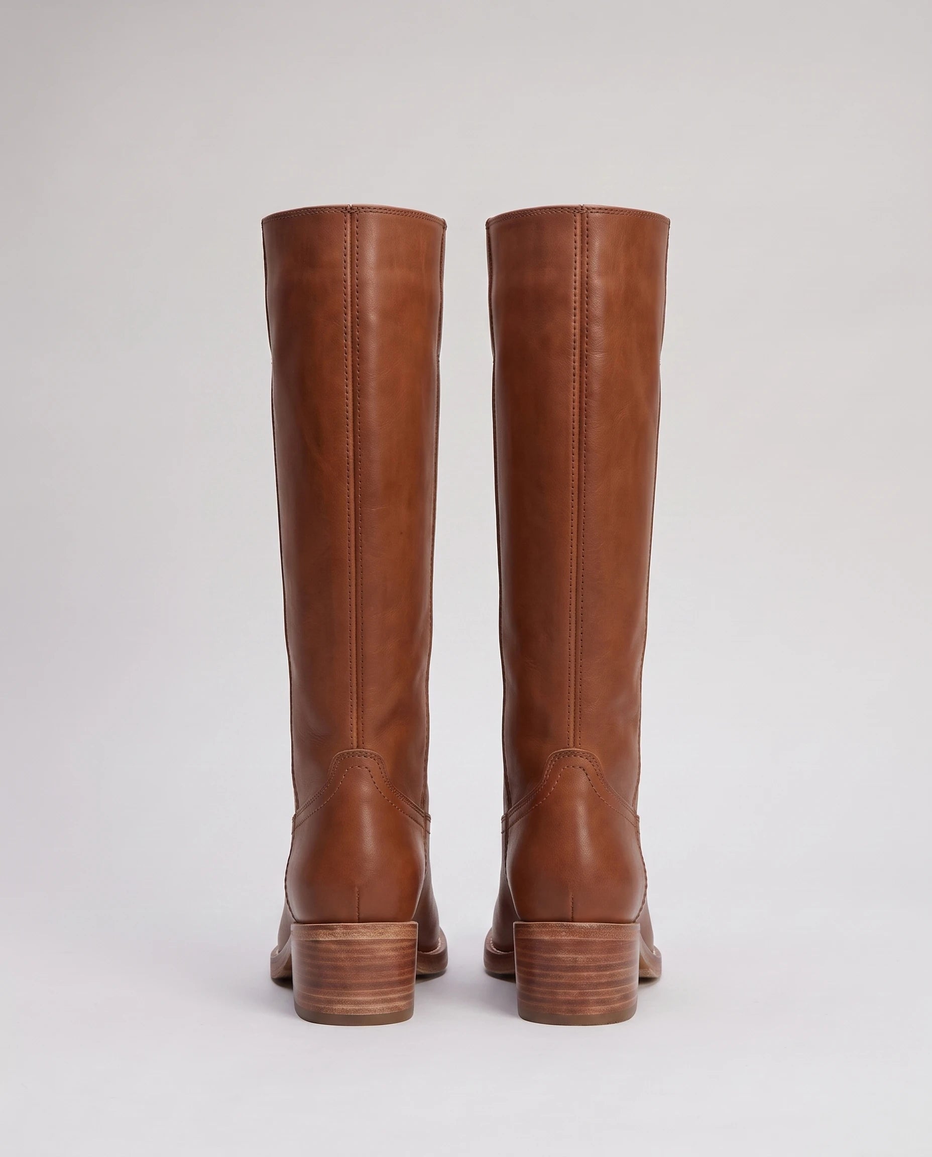 Bottes hautes à talon empilé effet cuir Nicolette — Cognac, paire vue de dos studio, coutures arrière et talons empilés