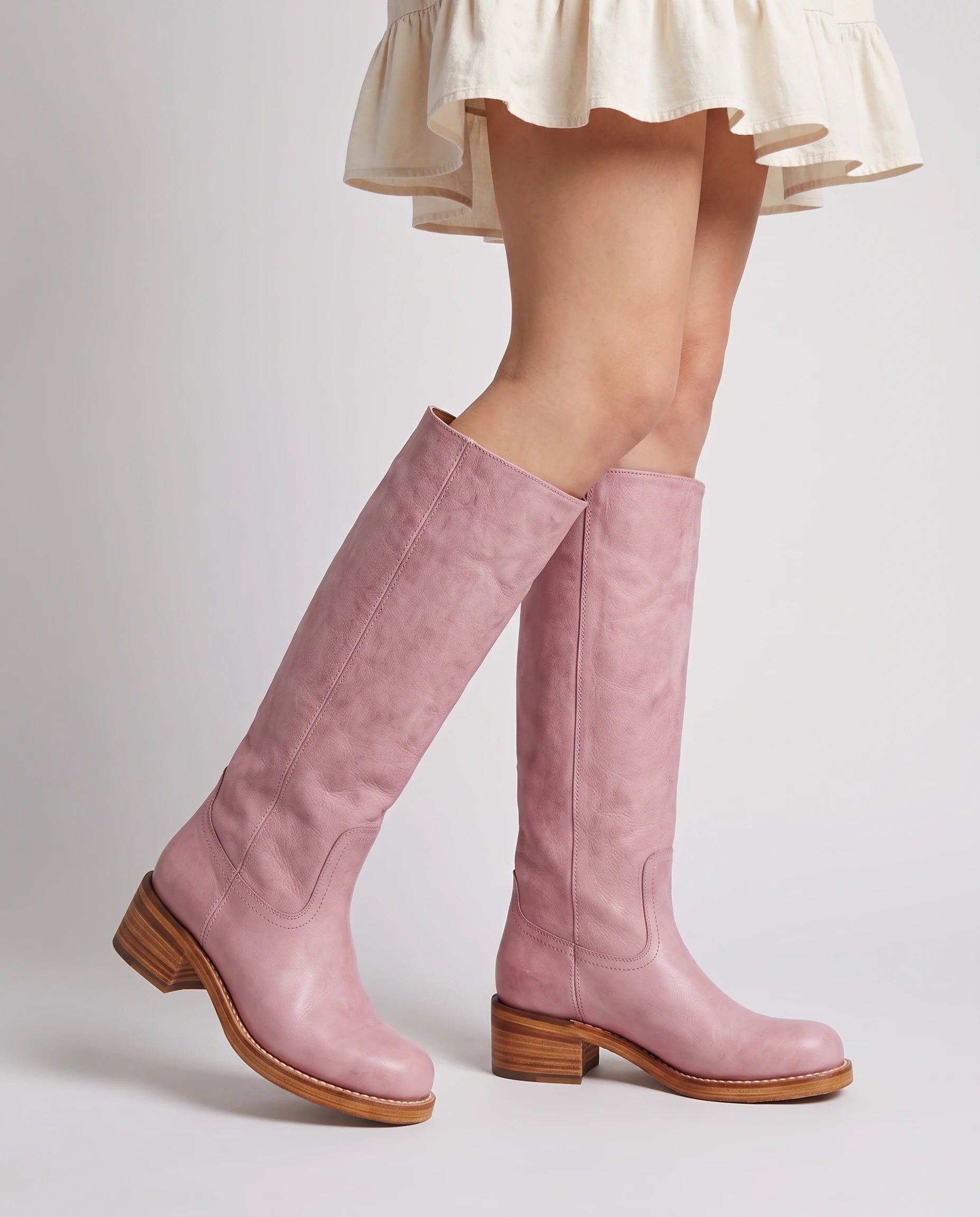 Bottes hautes à talon empilé effet cuir Nicolette — Vieux Rose, portées en plan rapproché avec une robe courte